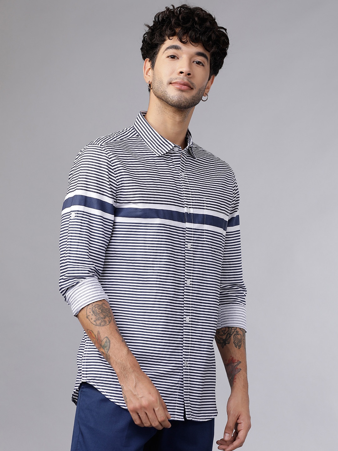 

HIGHLANDER Men White & Navy Blue Slim Fit Striped Casual Shirt