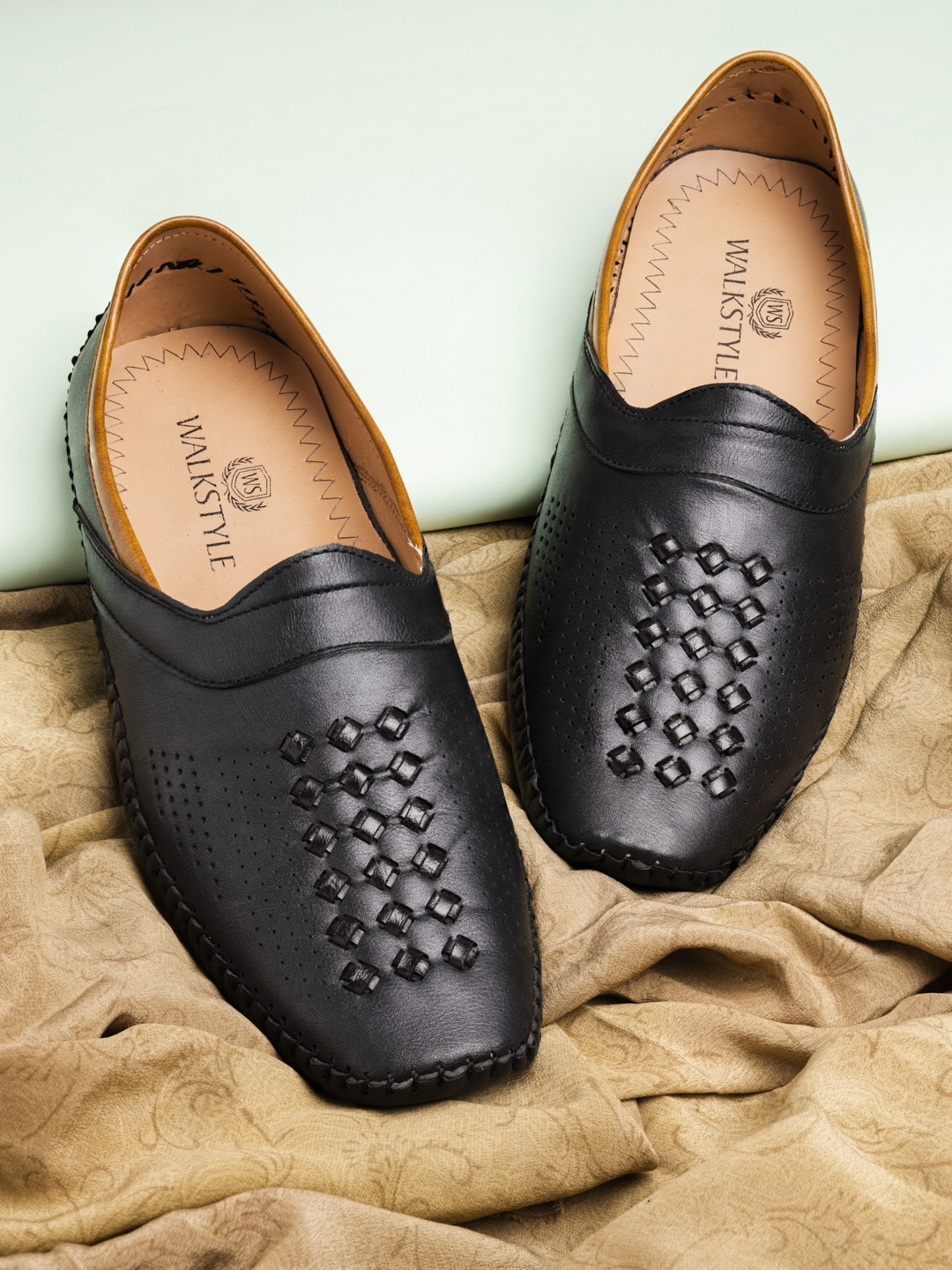 

Walkstyle By El Paso Men Black Textured Mojari Style Casual Shoes