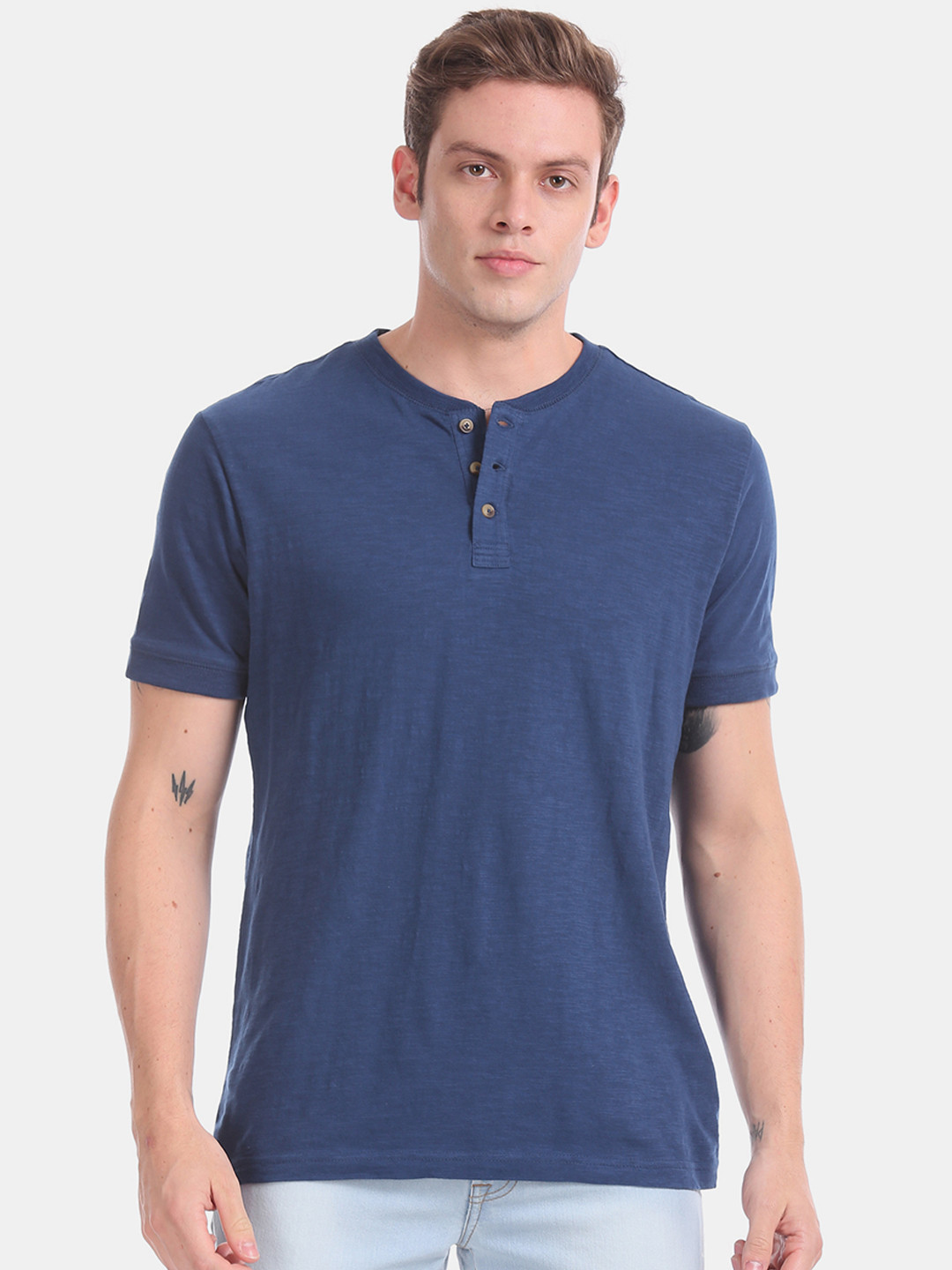 

Aeropostale Men Blue Solid Henley Collar T-shirt