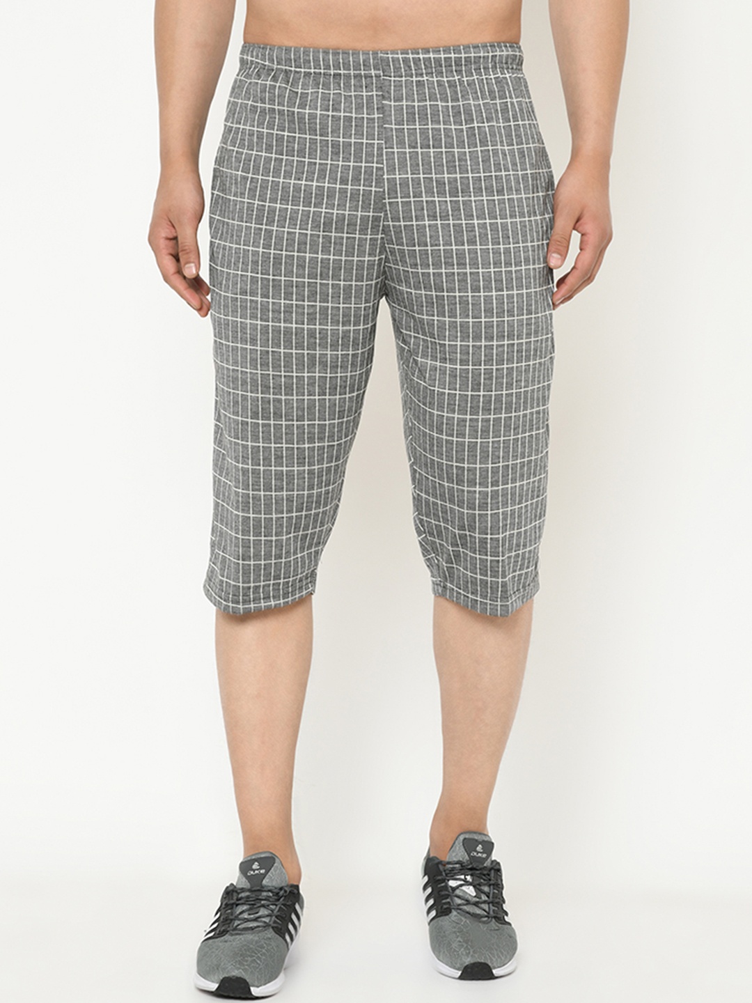 

VIMAL JONNEY Men Grey & White Checked Three-Fourth Shorts