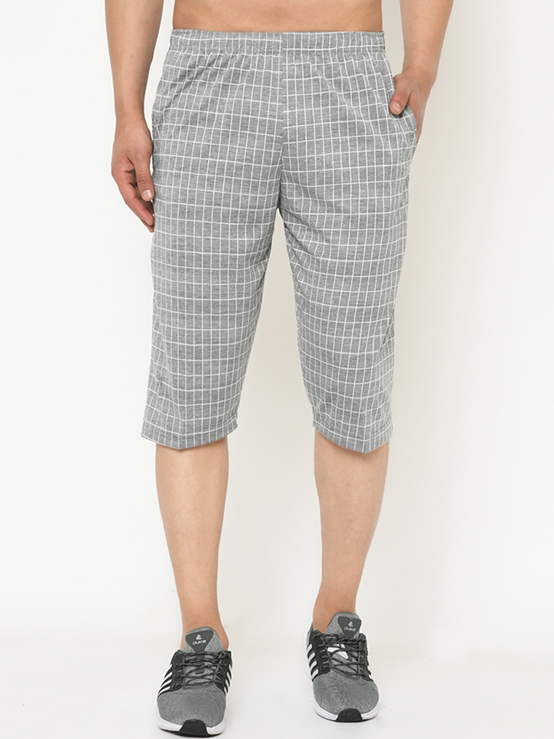 

VIMAL JONNEY Men Grey & White Checked Regular Fit Regular Shorts