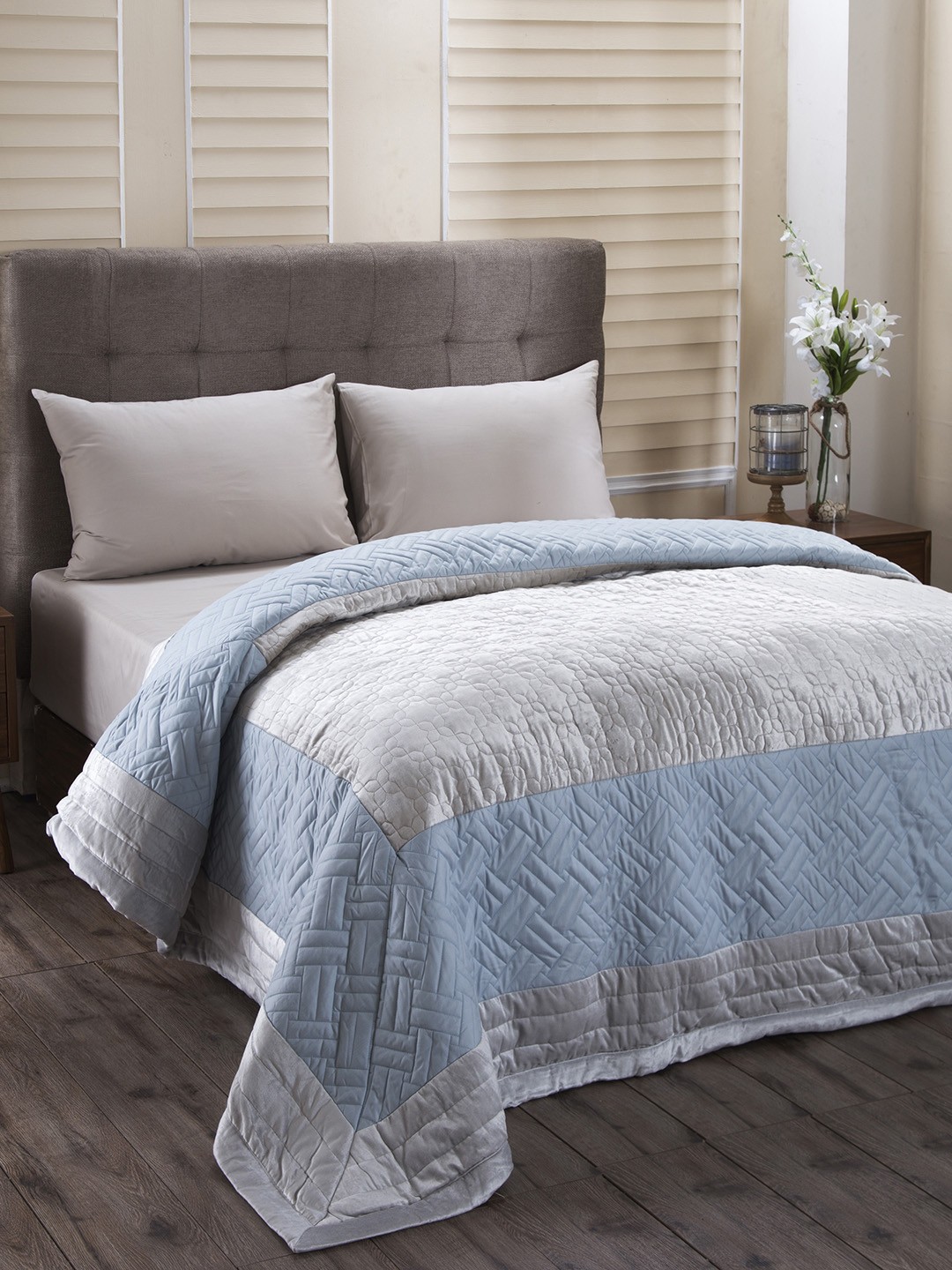 

MASPAR Blue & Grey Colourblocked AC Room 300 GSM Double Bed Quilt
