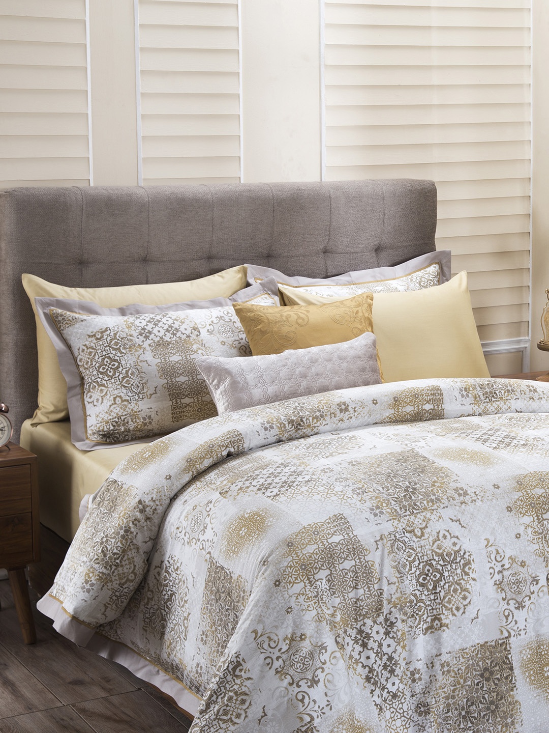 

MASPAR Beige & White Printed Fretwork Tessera Gold 400 TC King 8 Piece Duvet Set