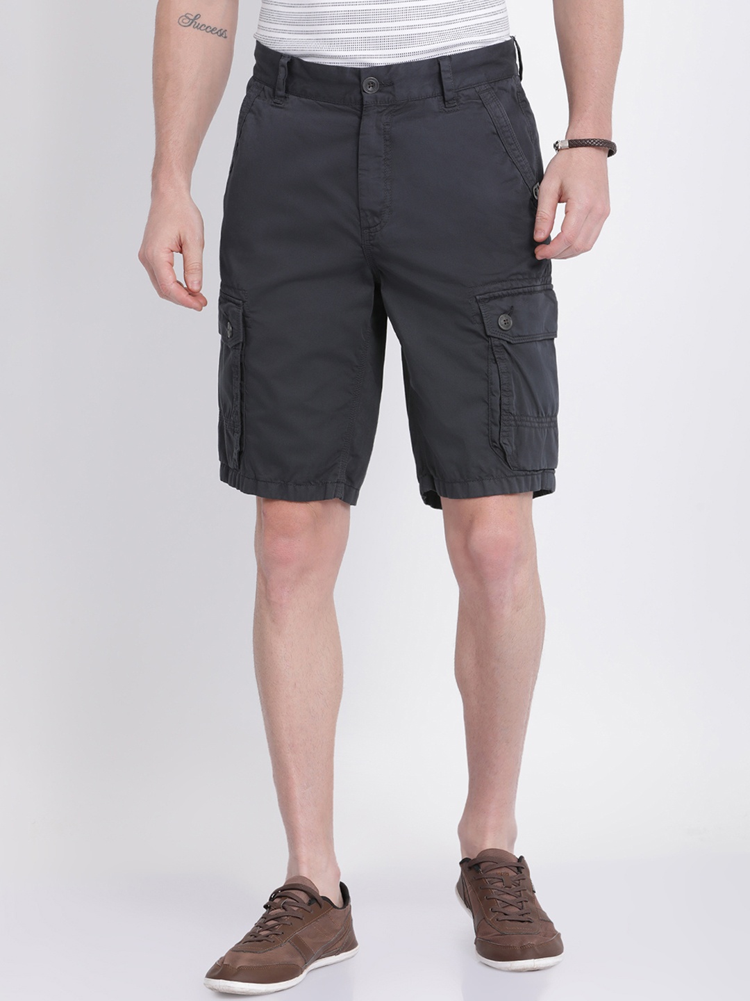 

t-base Men Charcoal Grey Solid Regular Fit Cargo Shorts