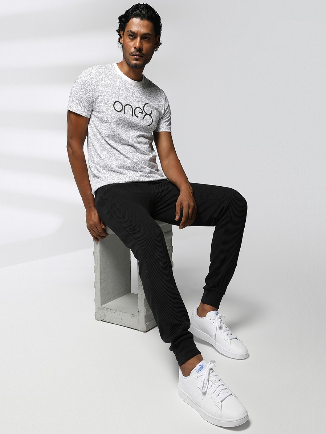 

one8 x PUMA Unisex White Smash V2 SL one8 Sneakers