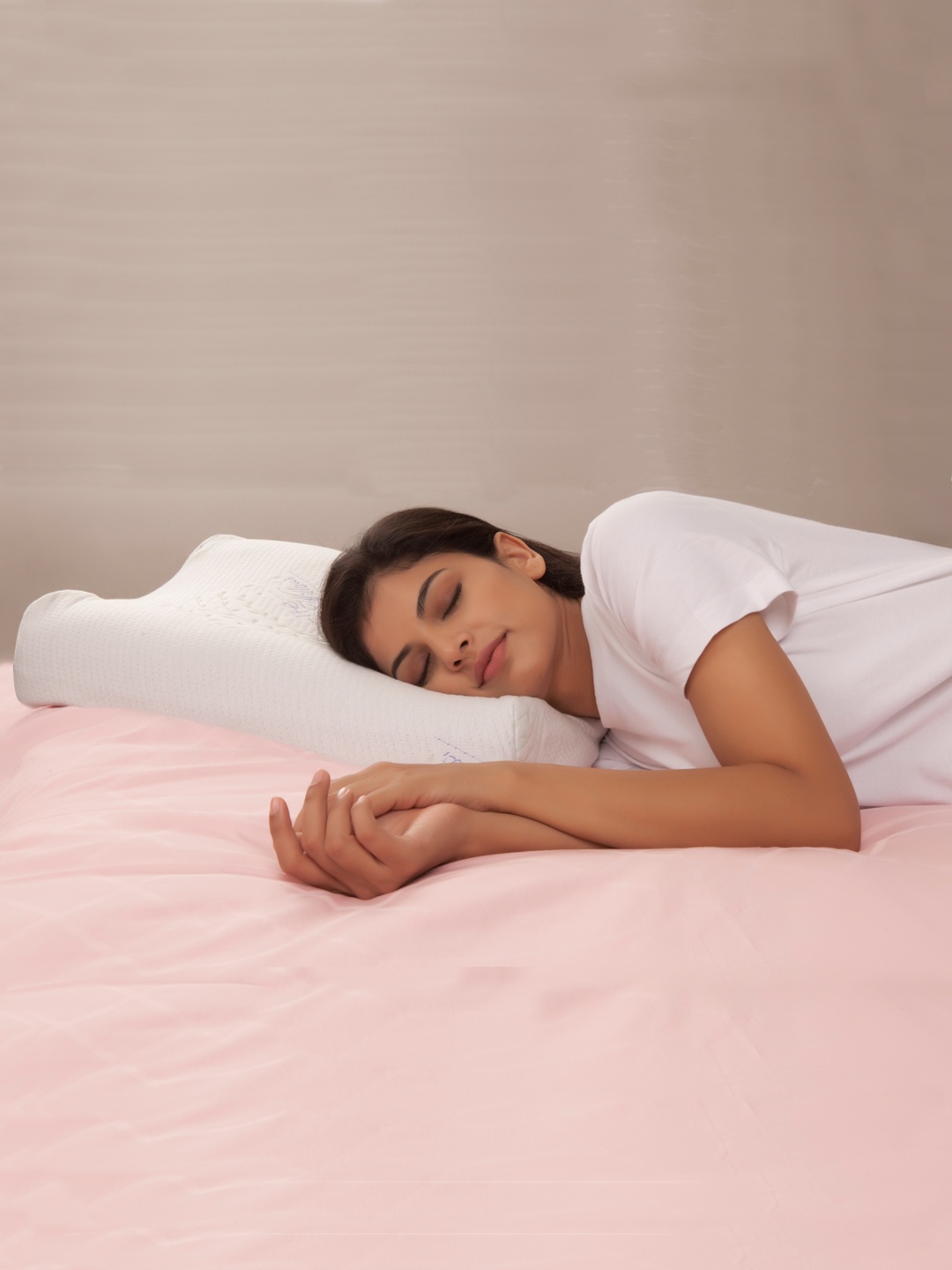 The White Willow White High Resilence Ergonomic Cervical Contour Memory Foam Bed Pillow