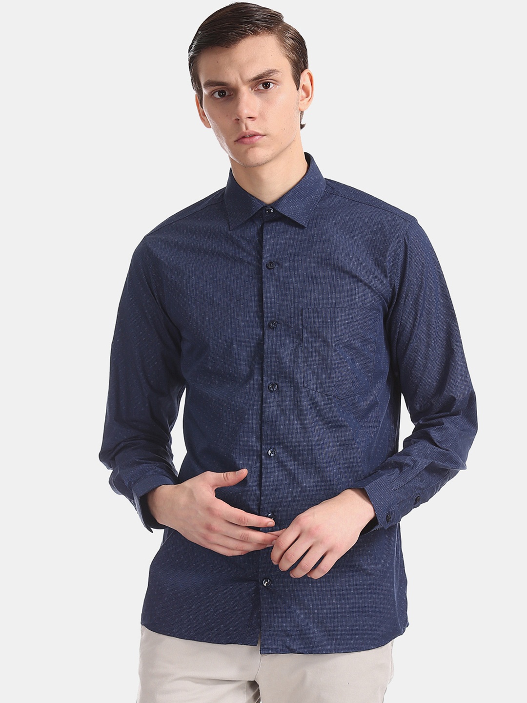 

Excalibur Men Navy Blue & White Regular Fit Solid Casual Shirt