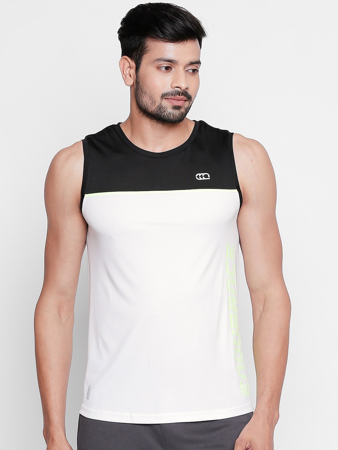 

Ajile by Pantaloons Men White & Black Colourblocked Slim Fit Round Neck T-shirt