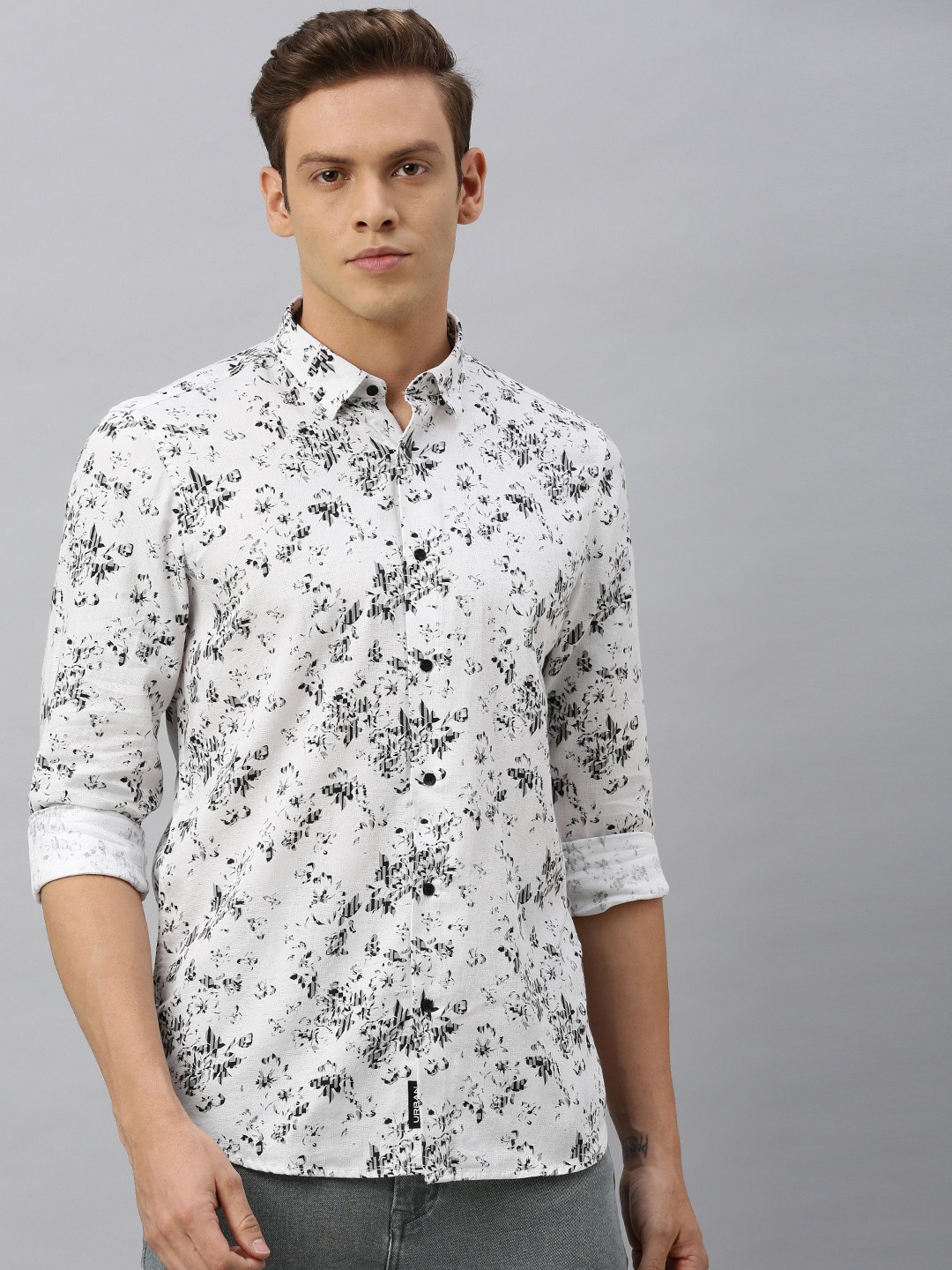

Blackberrys Men White & Black Trim Slim Fit Floral Printed Casual Shirt