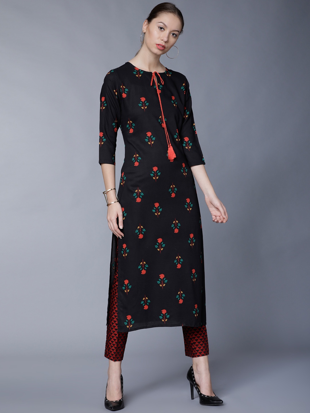 

Vishudh Women Black Printed Straight Kurta