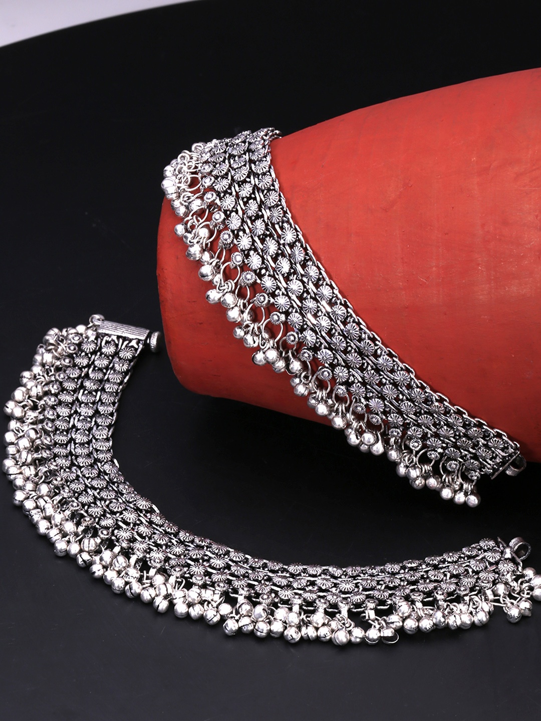 

Yellow Chimes Silver-Toned Oxidised Handcrafted Anklet