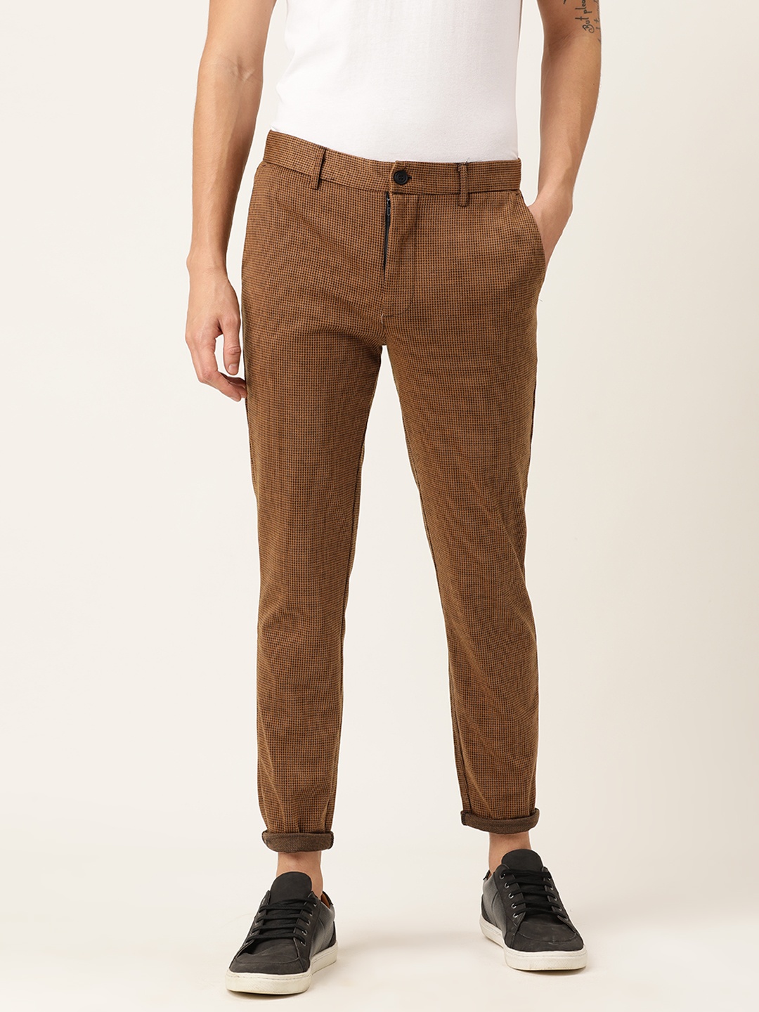 

FOREVER 21 Men Brown & Black Regular Fit Checked Regular Trousers