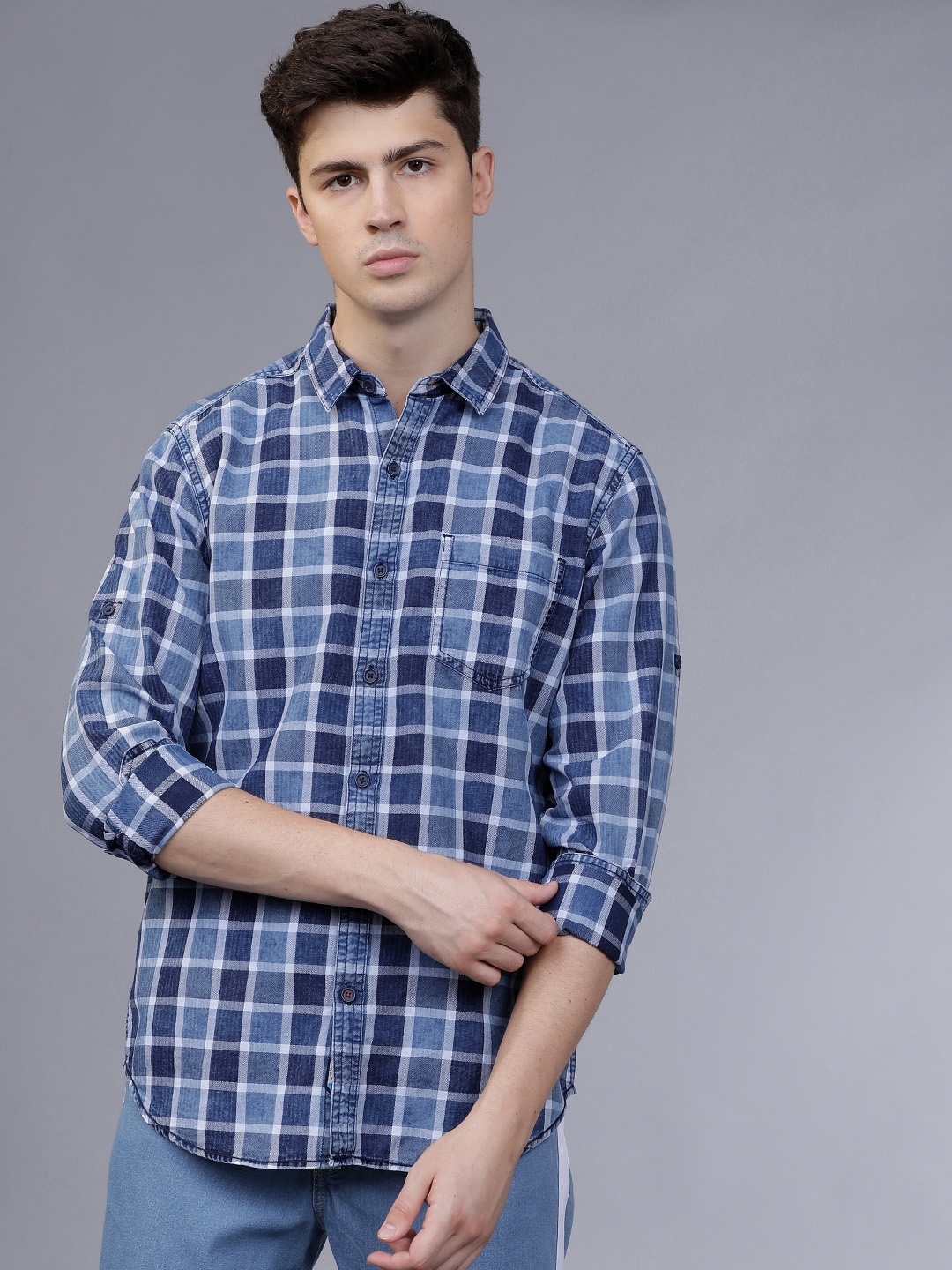 

LOCOMOTIVE Men Blue & White Slim Fit Checked Casual Shirt