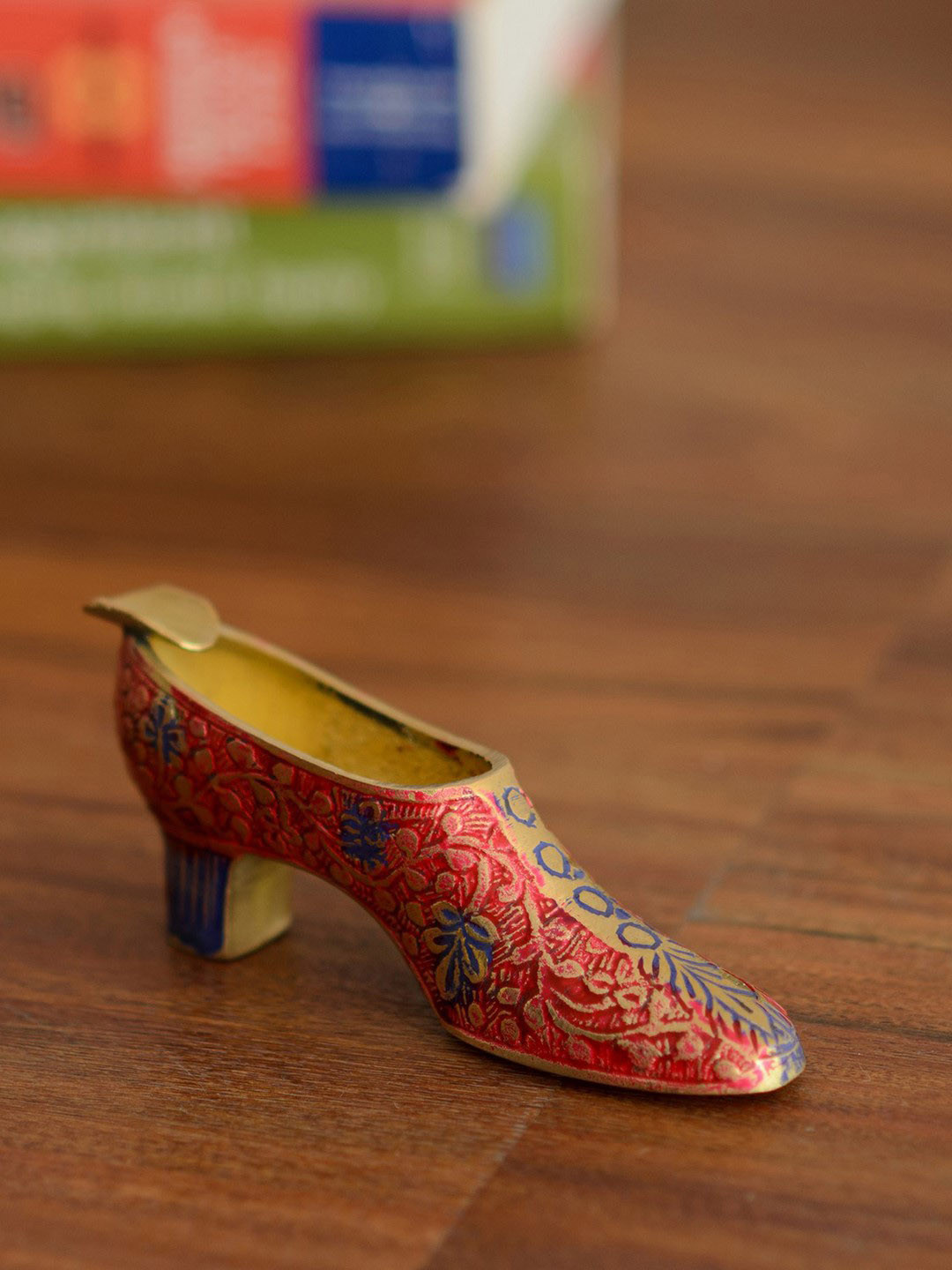 

eCraftIndia Gold-toned & RedHigh Heel Shaped Handcrafted Ash Tray, Red