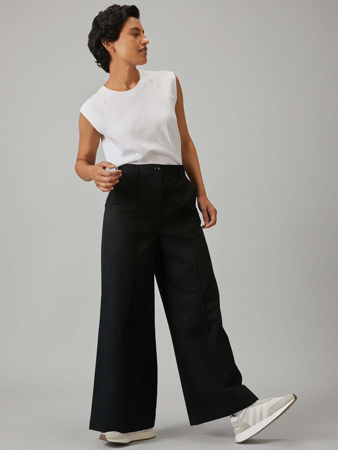

Bhaane Women Black Solid Parallel Trouser