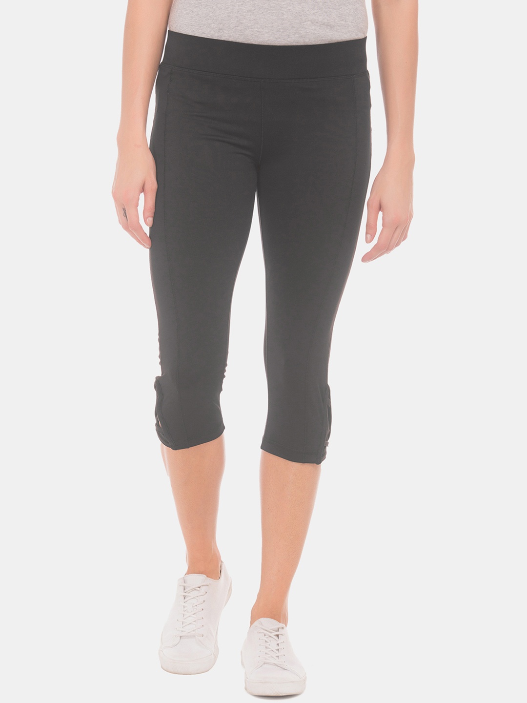 

Sugr Women Black Solid Leggings