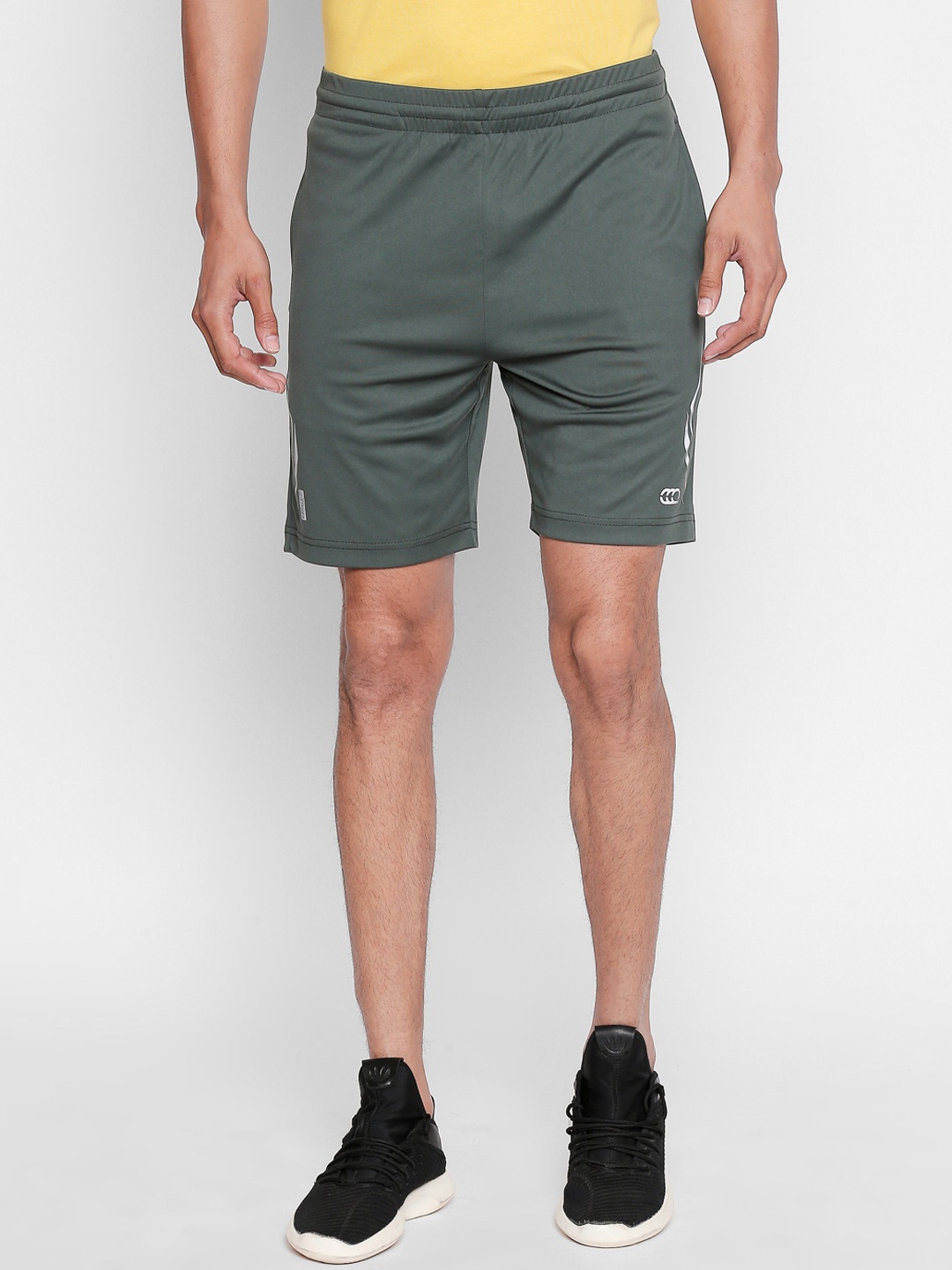

Ajile by Pantaloons Men Olive Green Solid Slim Fit Sports Shorts