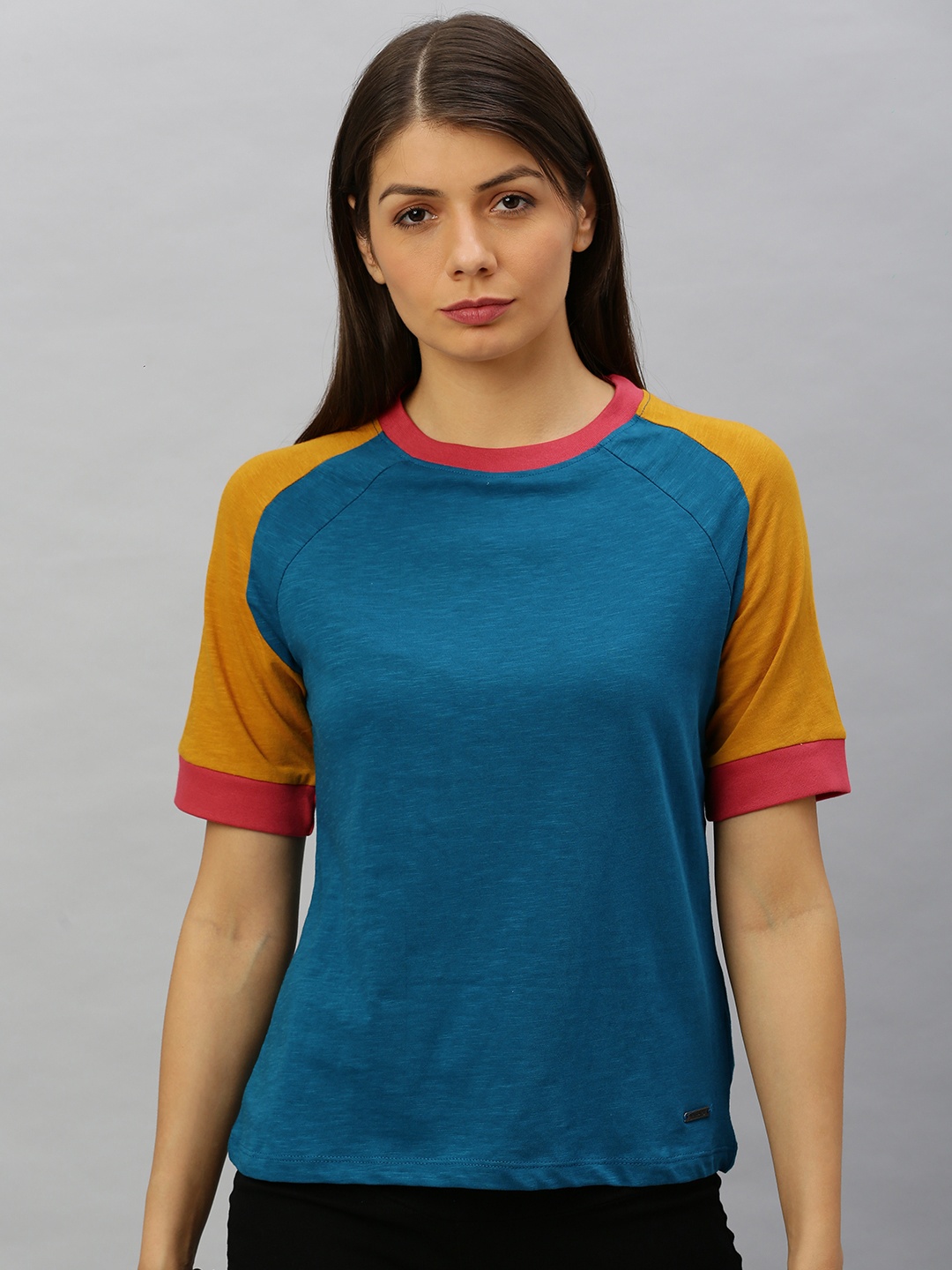 

Roadster Women Teal Blue Solid Round Neck T-shirt With Contrast Sleeves