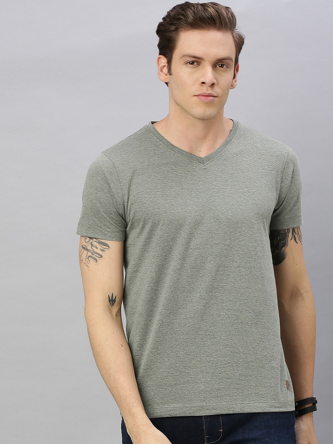 

Roadster Men Green Solid V-Neck T-shirt