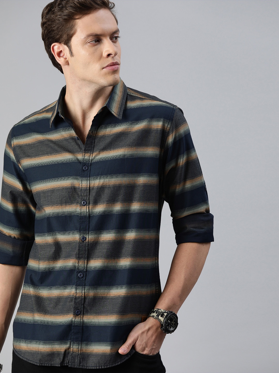 

Roadster Men Navy Blue & Beige Regular Fit Striped Casual Shirt