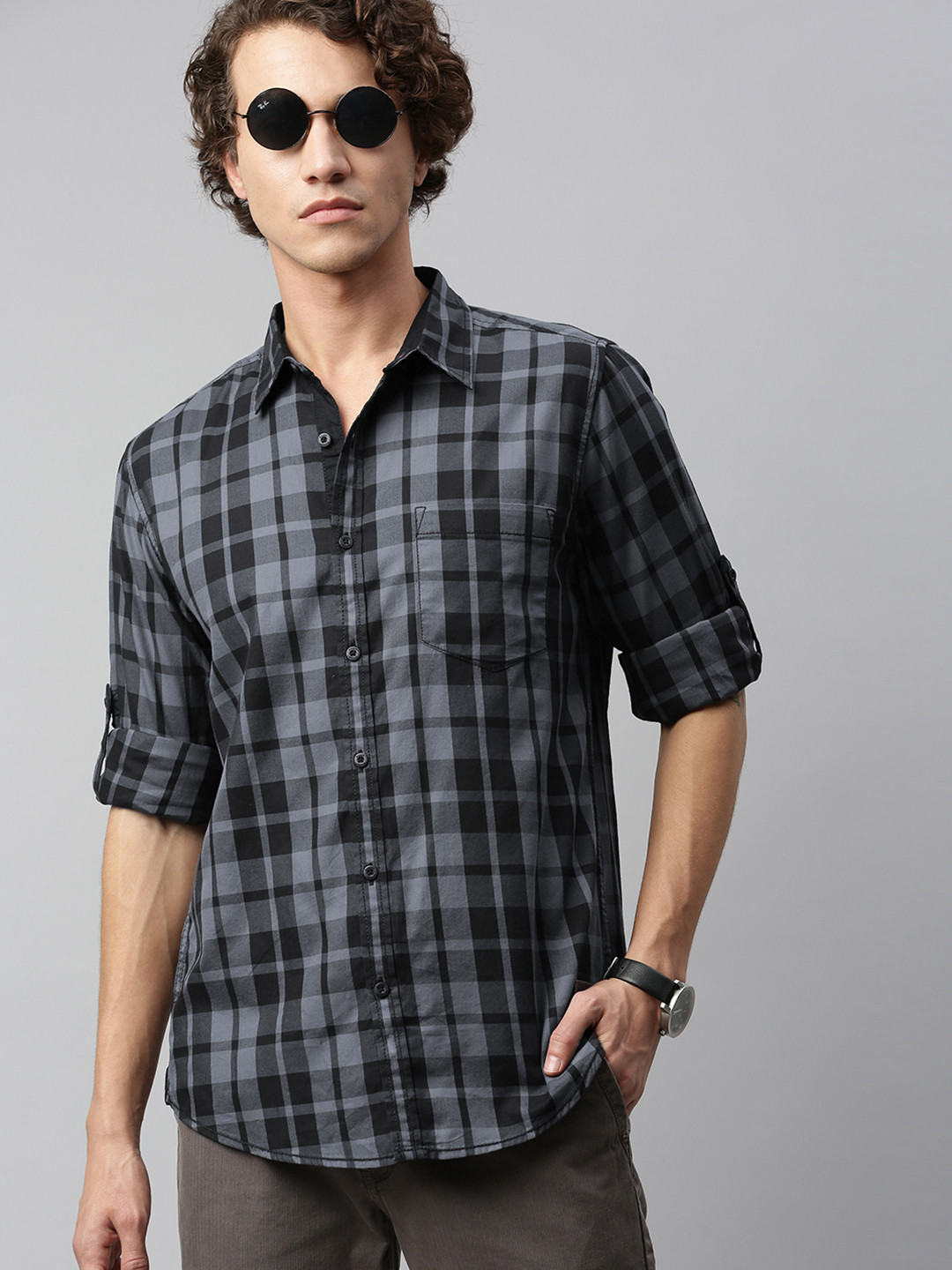 

Roadster Men Grey & Black Regular Fit Checked Casual Shirt