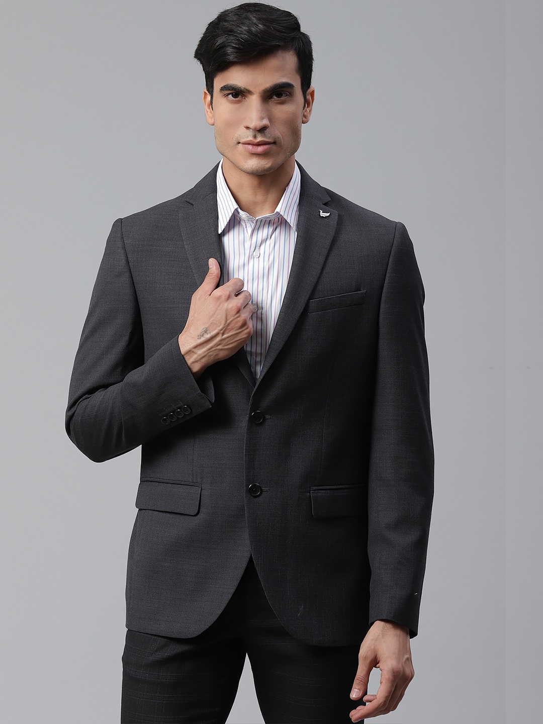 

Blackberrys Men Charcoal Grey Solid Slim Fit Single-Breasted Formal Blazer