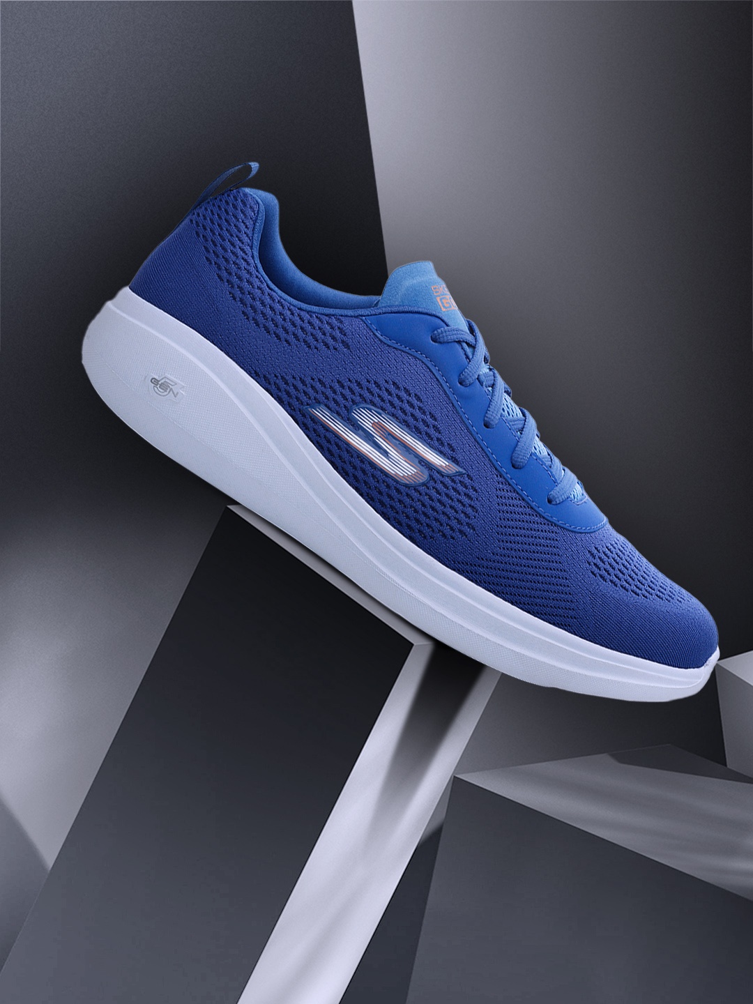 

Skechers Men Blue GO RUN FAST QUAKE Running Shoes