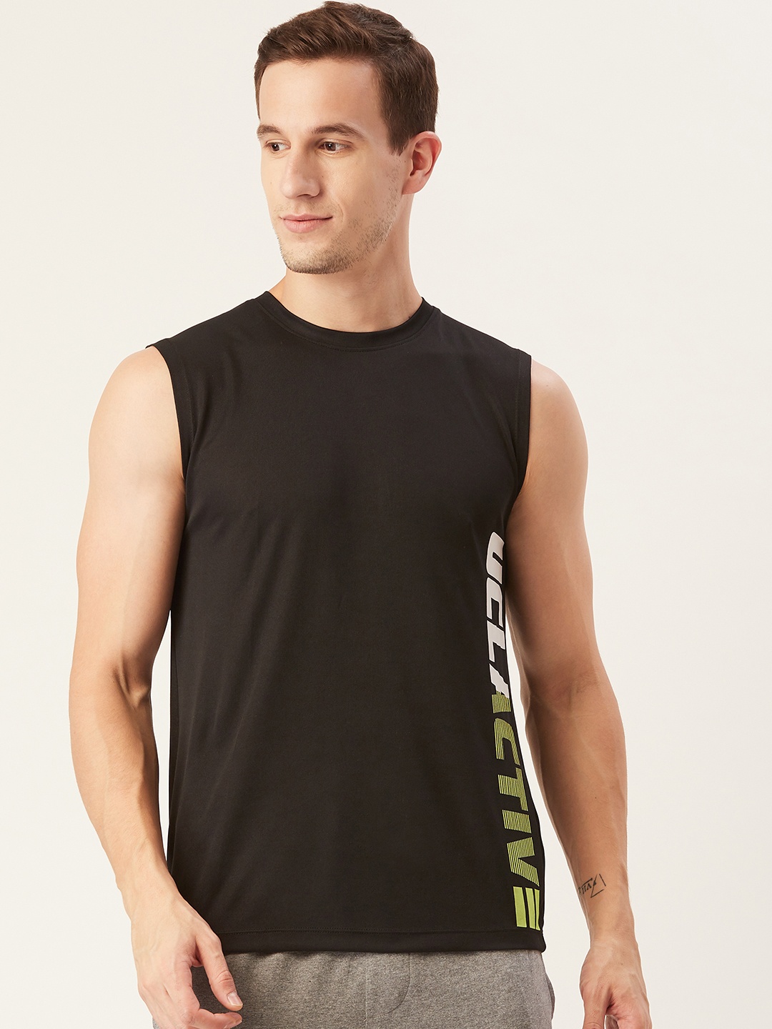 

UCLA Men Black Solid Round Neck Running T-shirt