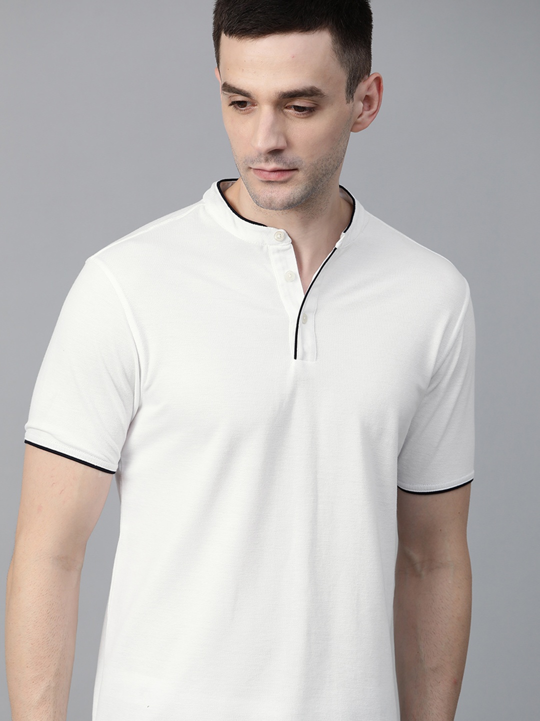 

Roadster Men White Solid Mandarin Collar T-shirt