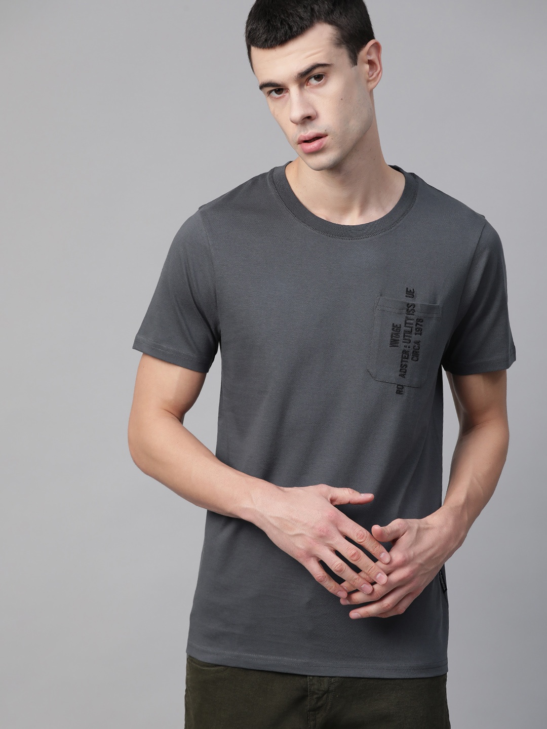 

Roadster Men Charcoal Grey Solid Round Neck T-shirt