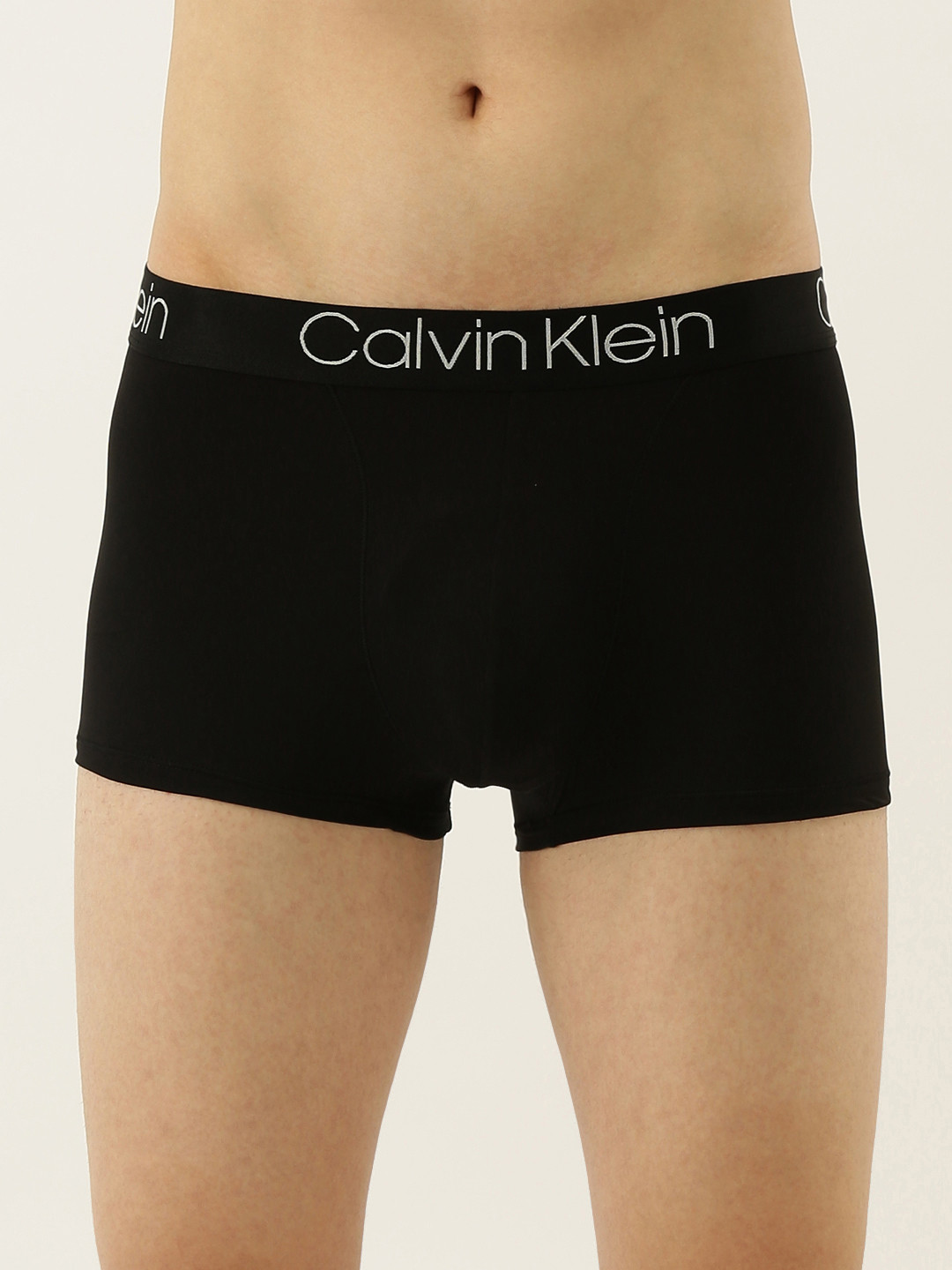 

Calvin Klein Underwear Men Black Solid Low Rise Trunk NEW-NB1561001