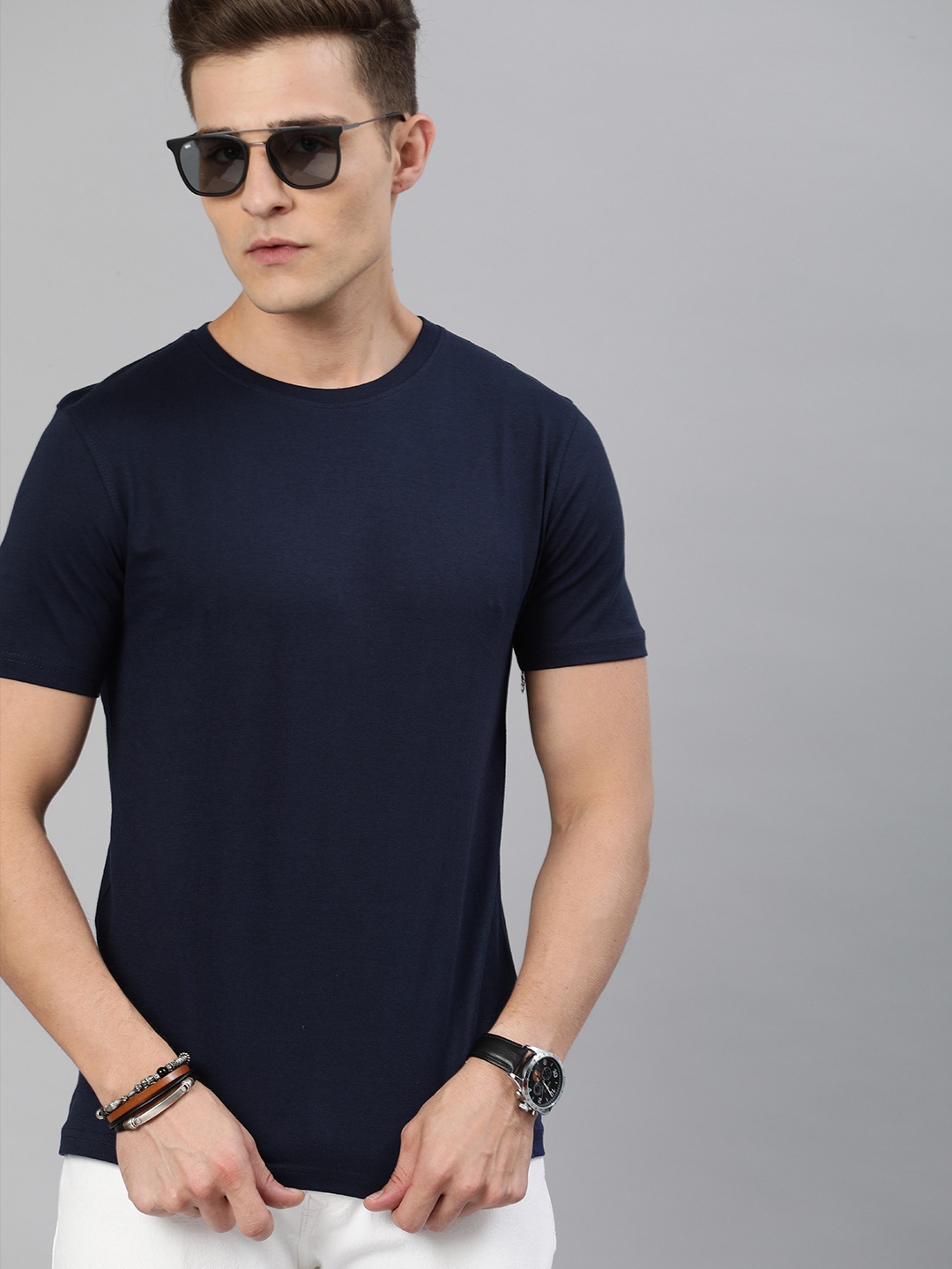 

Roadster Men Navy Blue Solid Round Neck Pure Cotton T-shirt