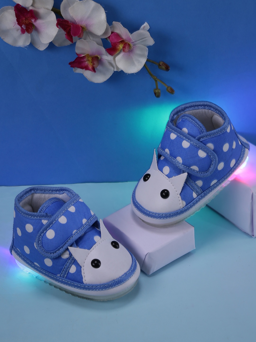 

CHiU Kids Blue & White Printed Textile Mid-Top LED Slip-On Sneakers