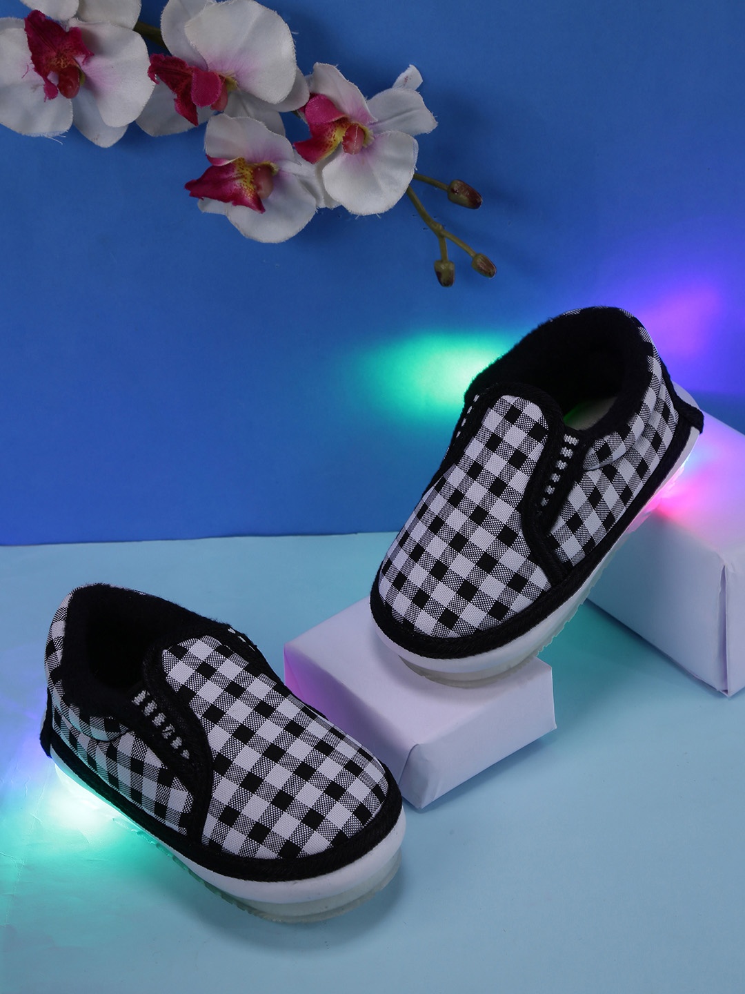 

CHiU Kids Black & White Slip-On LED Sneakers