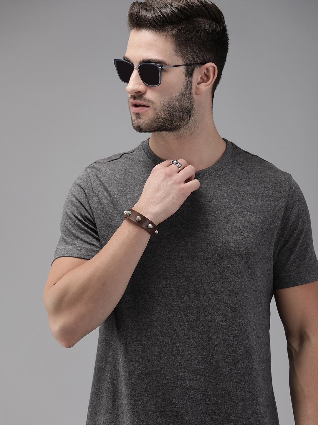 

The Roadster Lifestyle Co. Men Charcoal Grey Solid Round Neck T-shirt