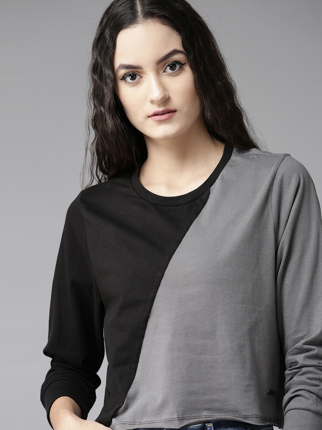 

Roadster Women Black & Grey Colourblocked Round Neck T-shirt