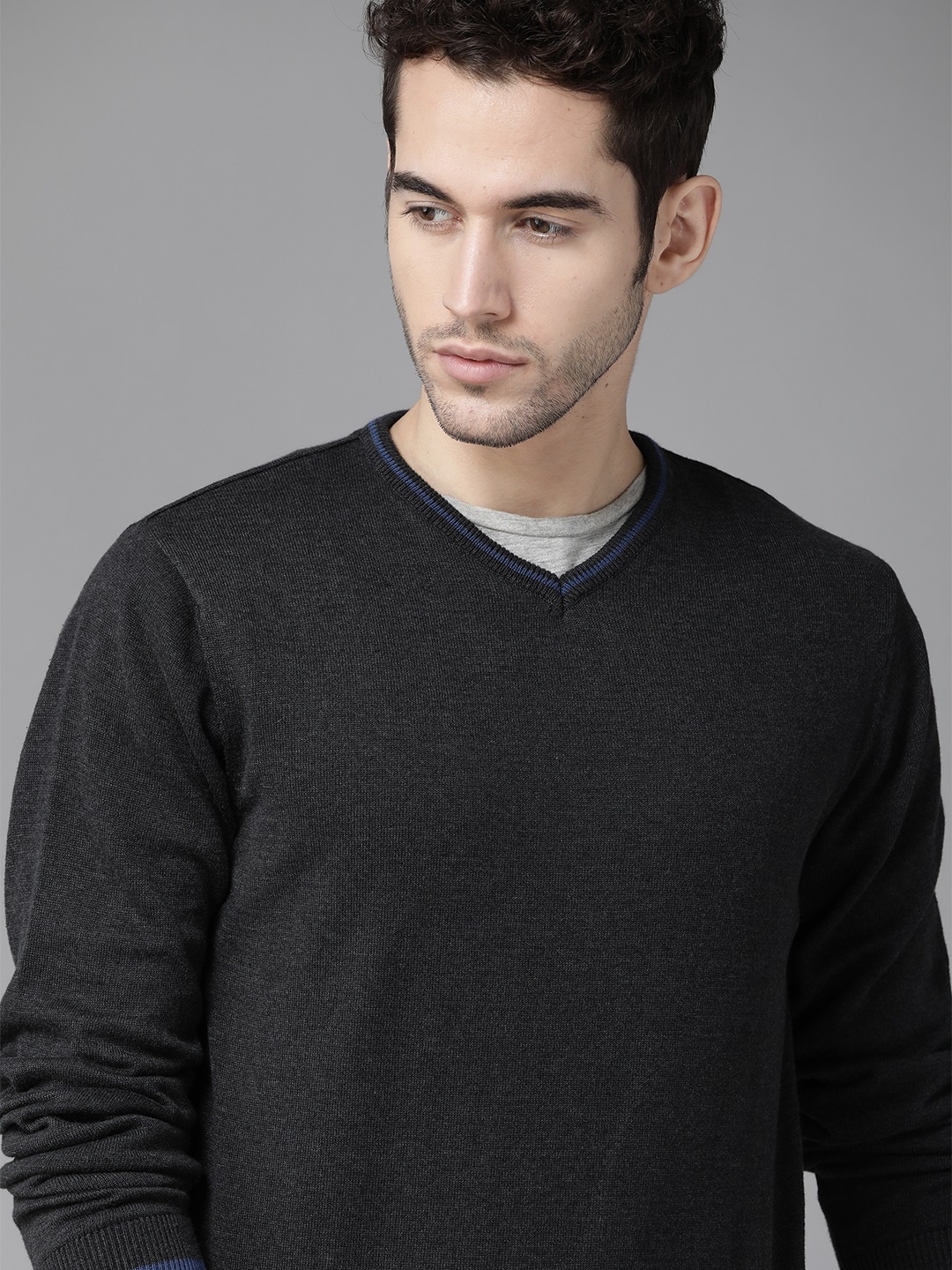 

Roadster Men Charcoal Grey Solid V-Neck Pullover