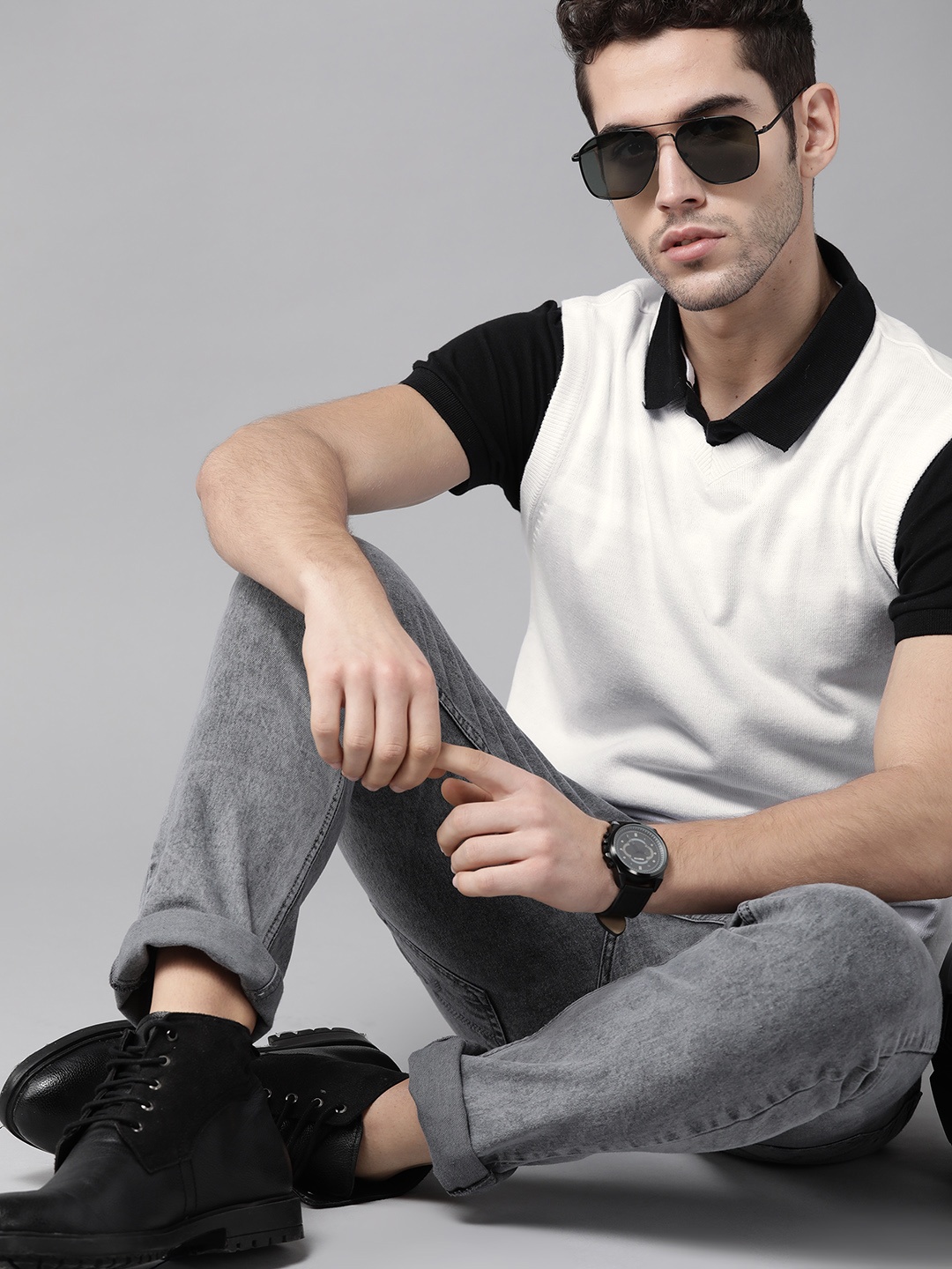 

Roadster Men White Solid Sweater Vest