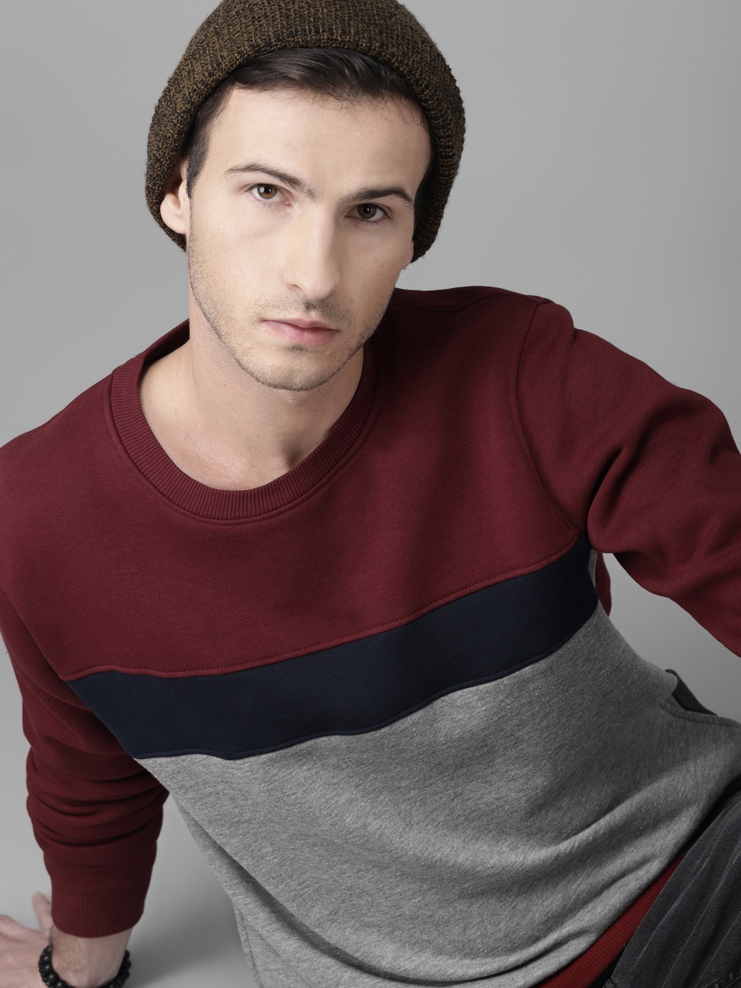 

Roadster Men Maroon & Grey Melange Colourblocked Sweatshirt