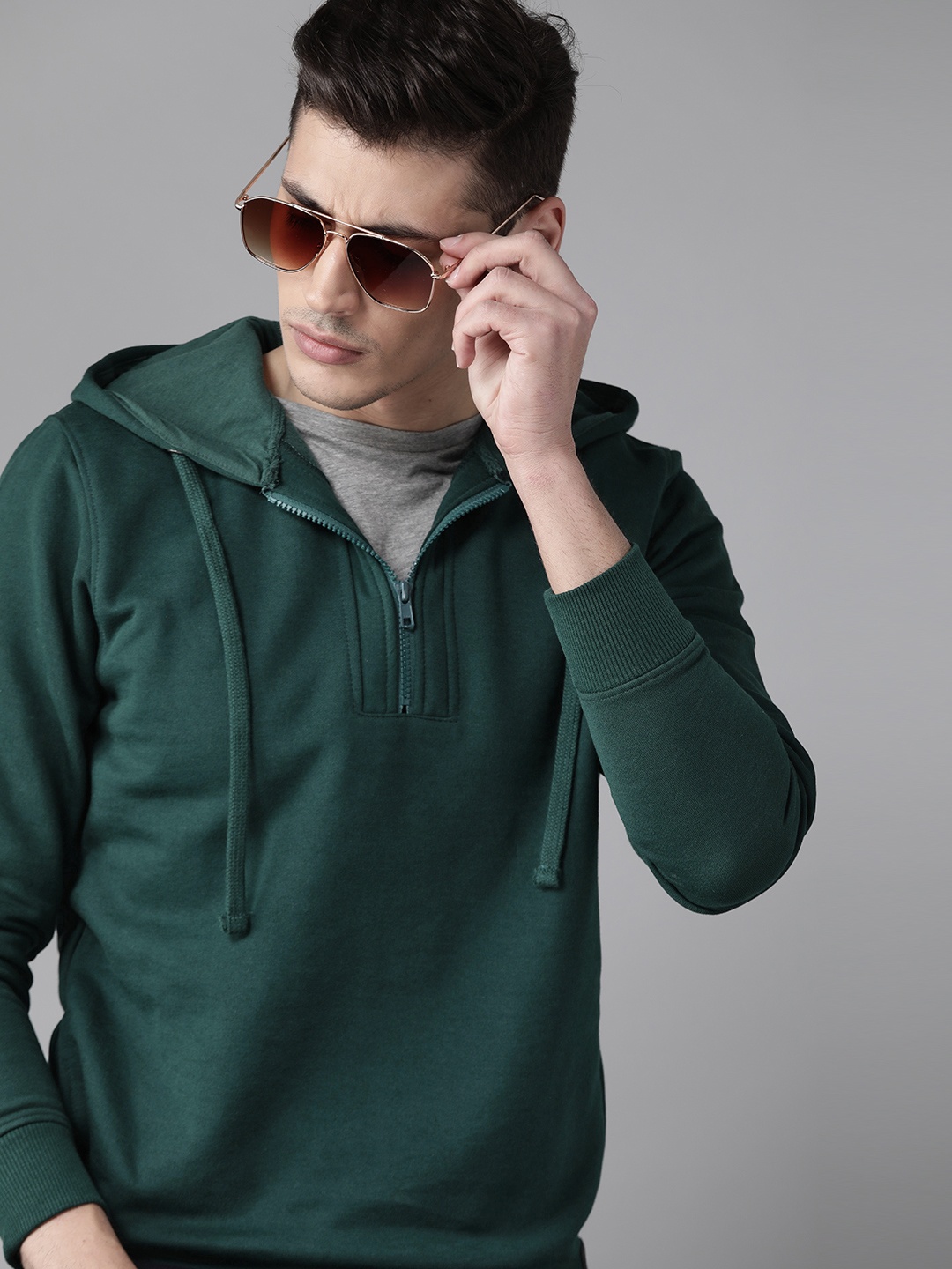 

Roadster Men Green Solid Hooded Sweatshirt