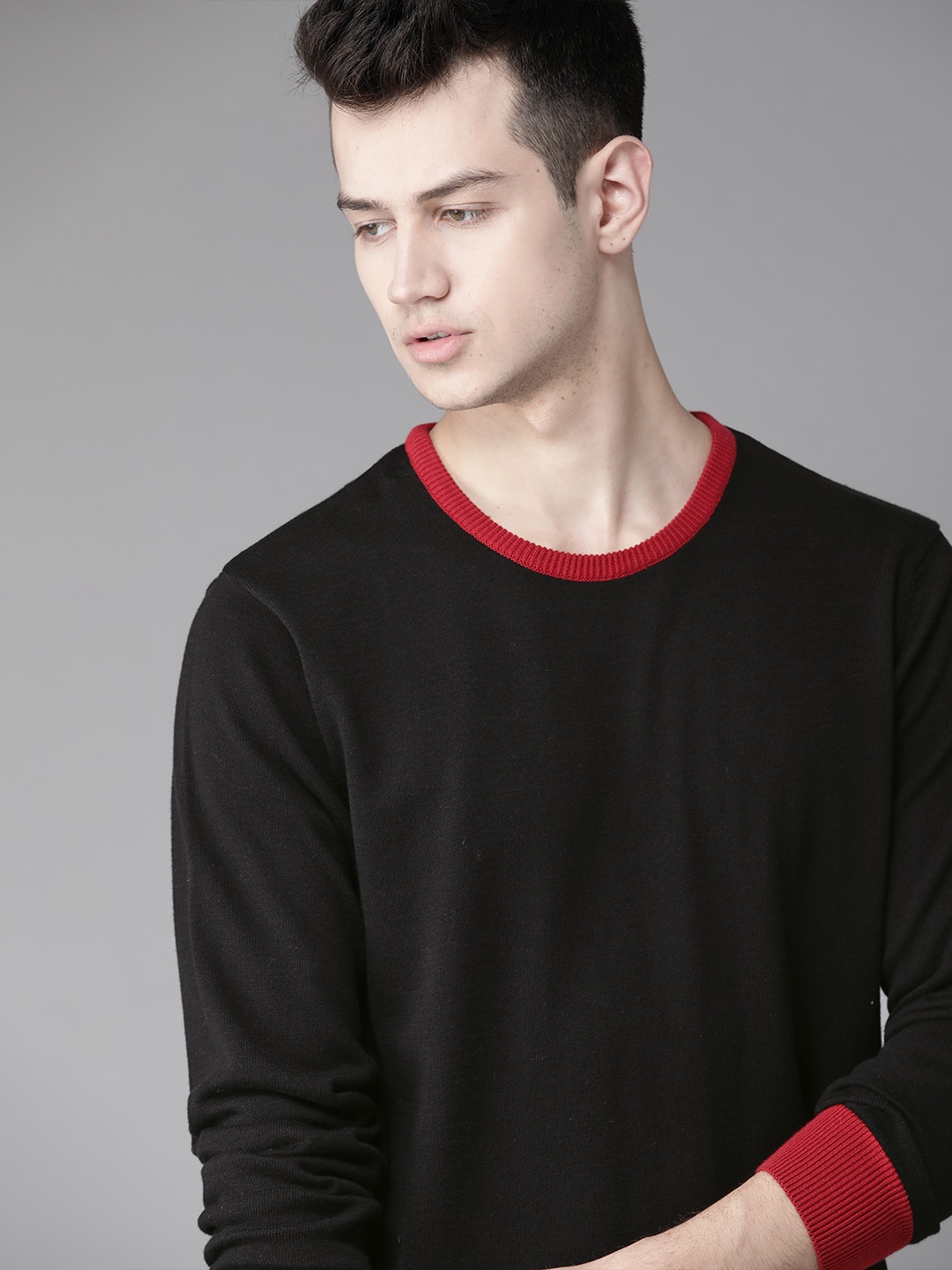 

Roadster Men Black Solid Pullover Sweater