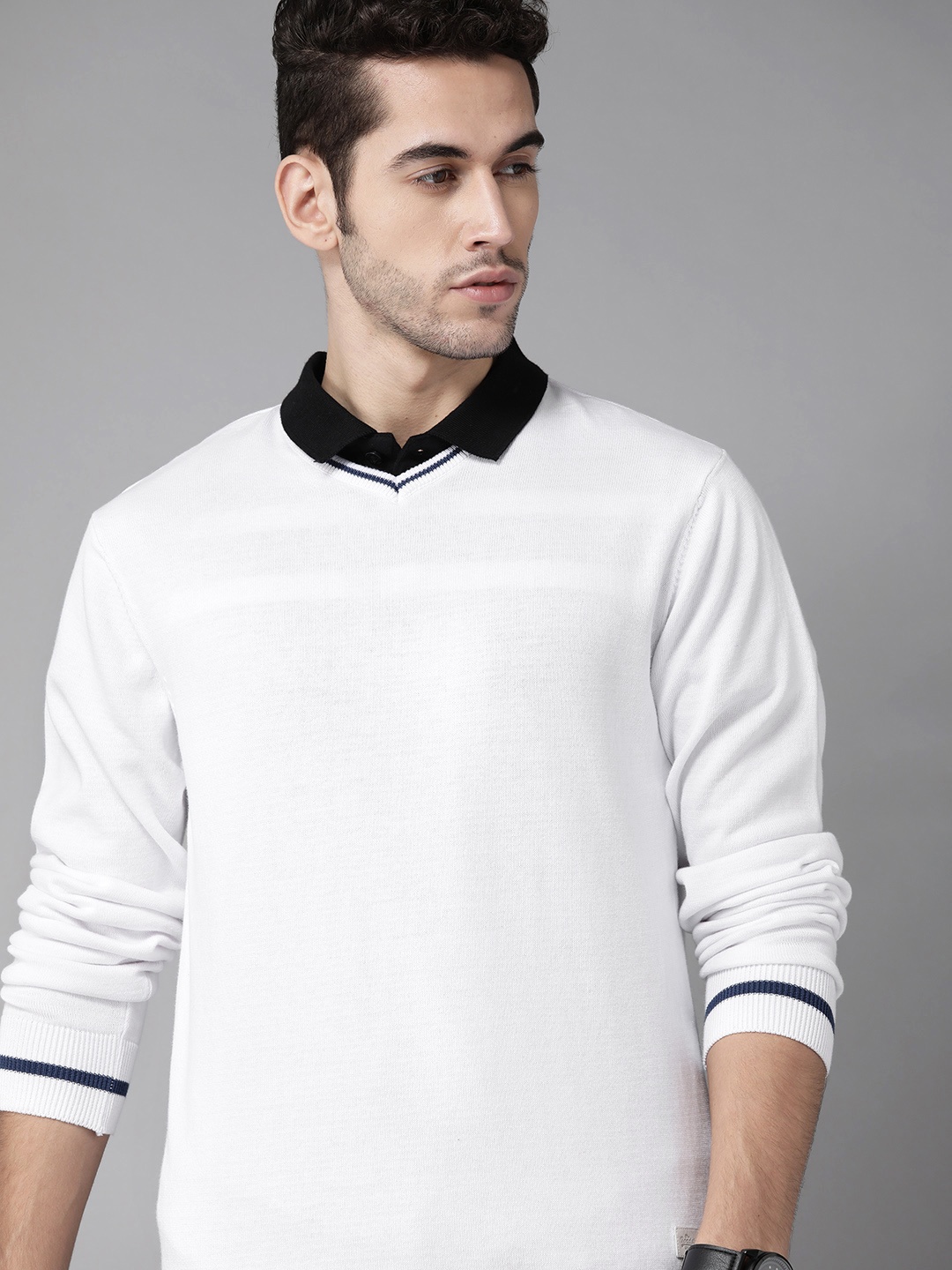 

Roadster Men White Solid Pullover Sweater