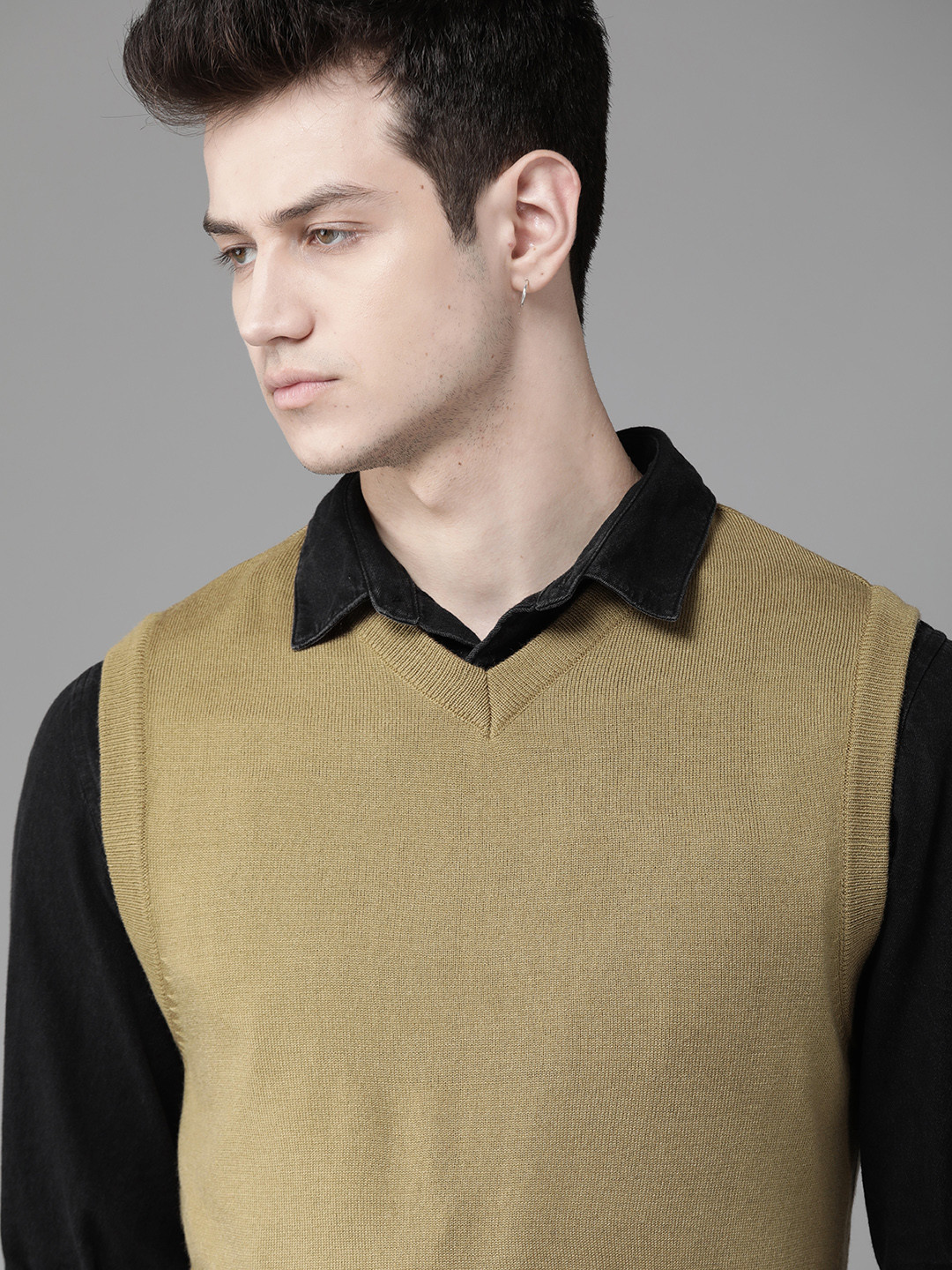 

Roadster Men Beige Solid Sweater Vest
