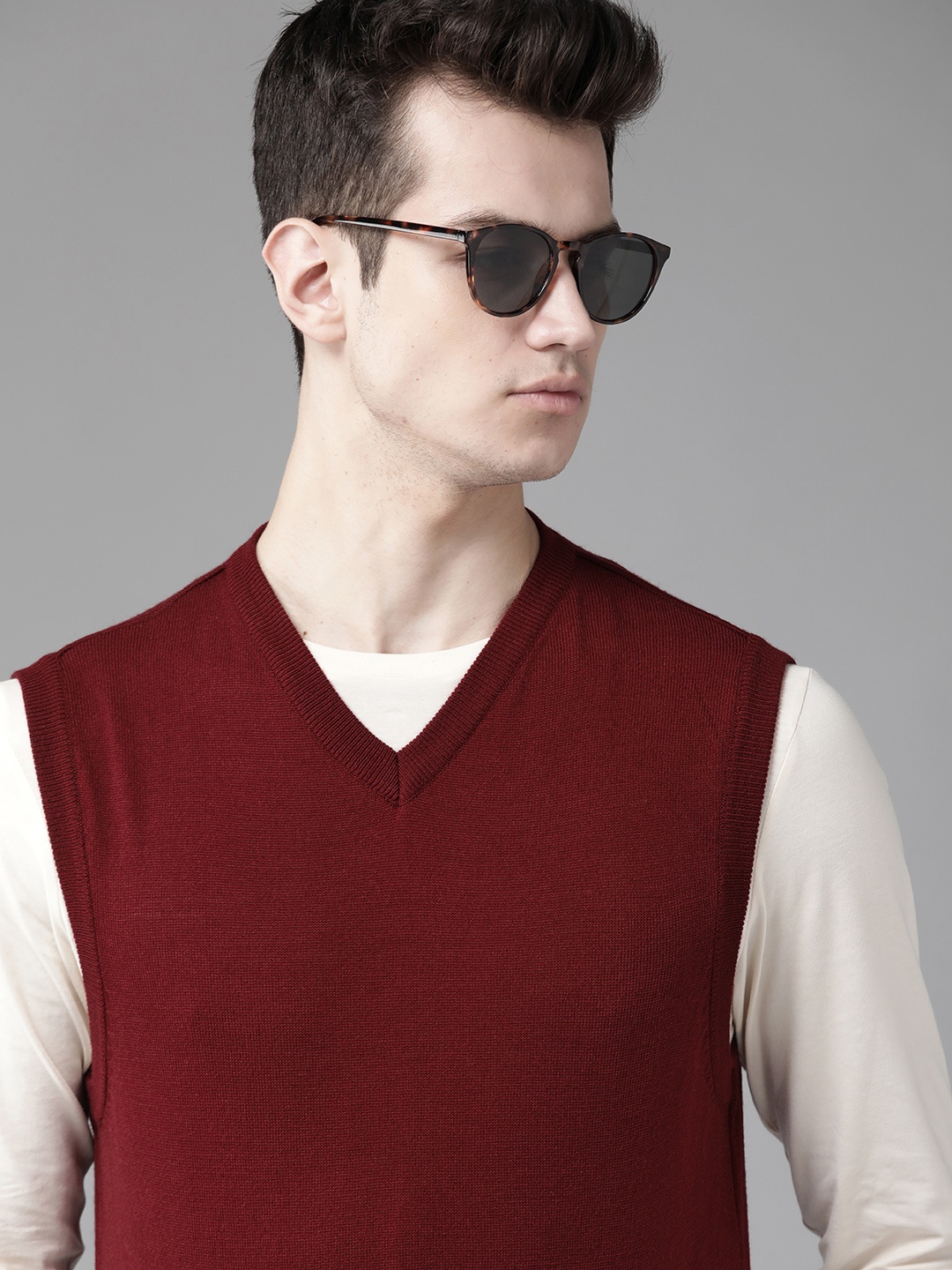 

Roadster Men Maroon Solid Sweater Vest