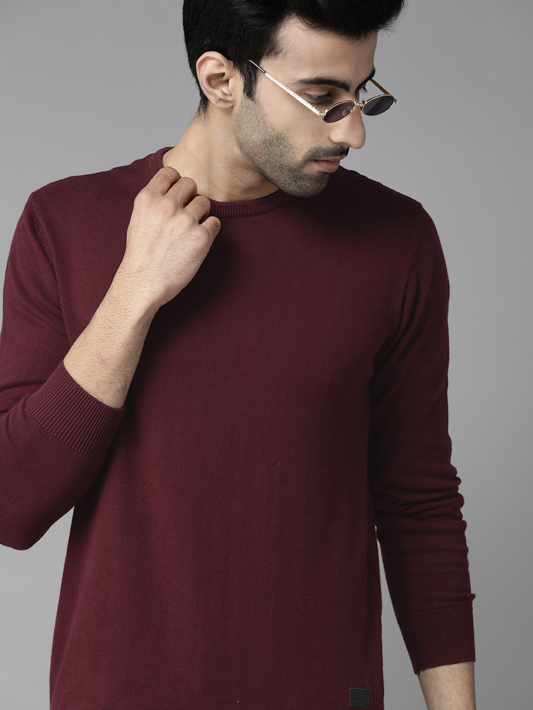 

Roadster Men Burgundy Solid Pullover Sweater