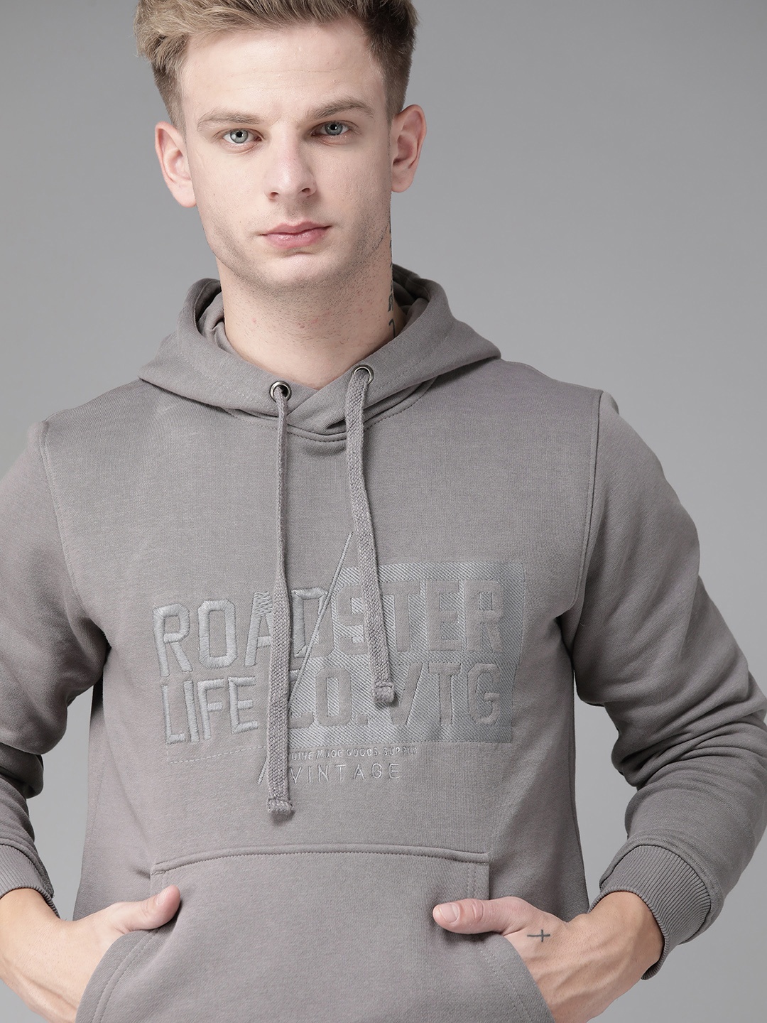 

Roadster Men Grey Brand Logo Applique Hooded Sweatshirt