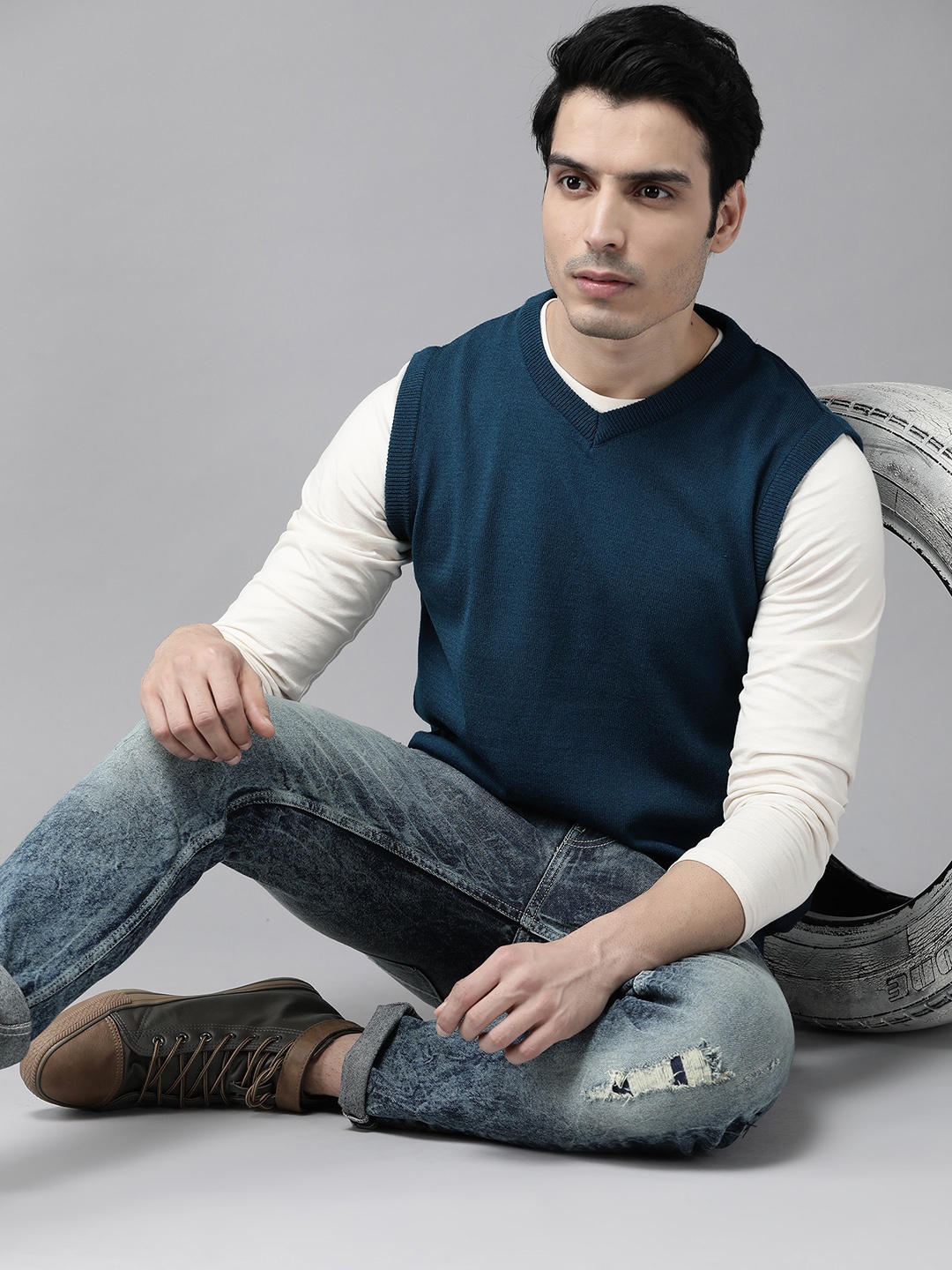

Roadster Men Navy Blue Solid Sweater Vest