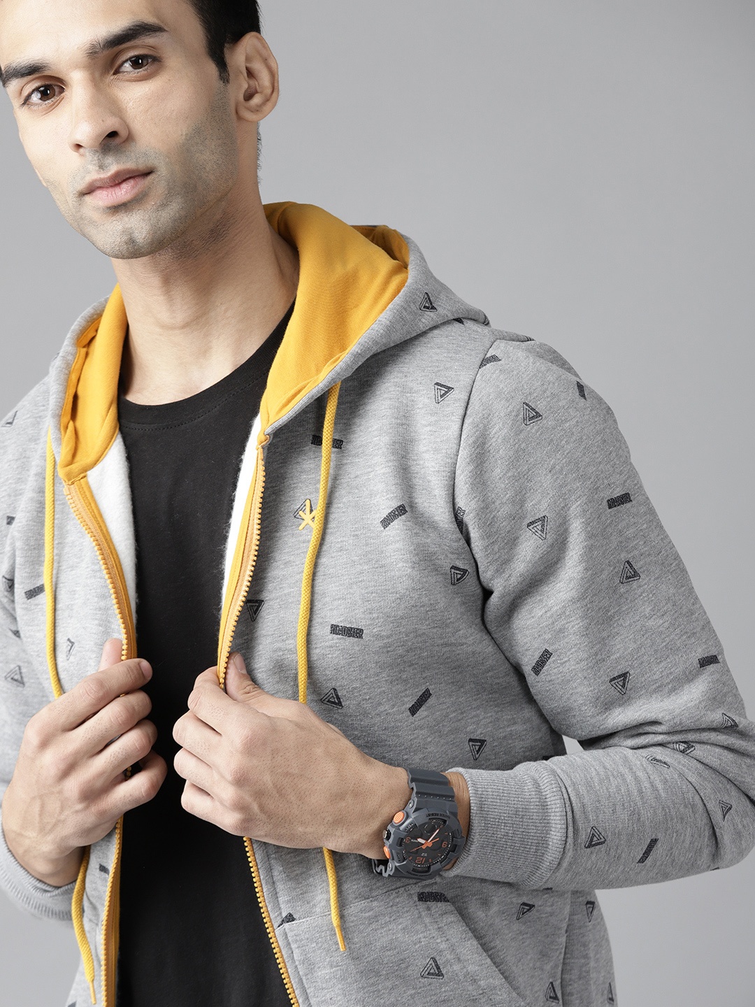 

Roadster Men Grey Melange & Black Printed Hooded Sweatshirt