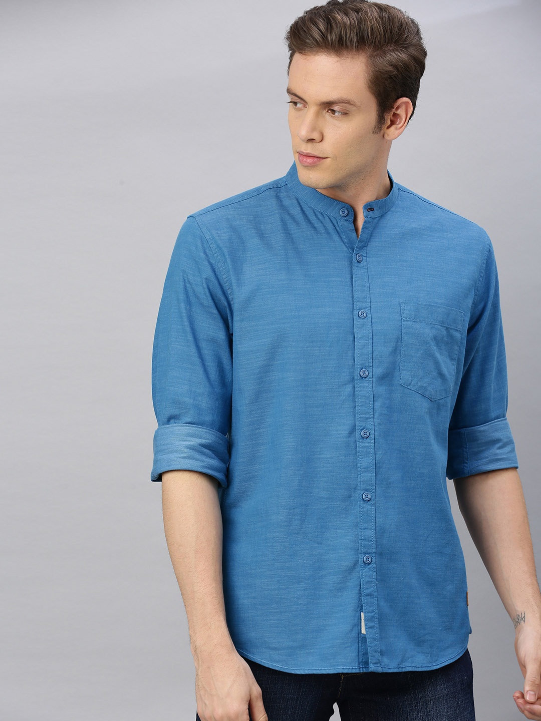 

Roadster Men Blue Regular Fit Solid Chambray Casual Shirt