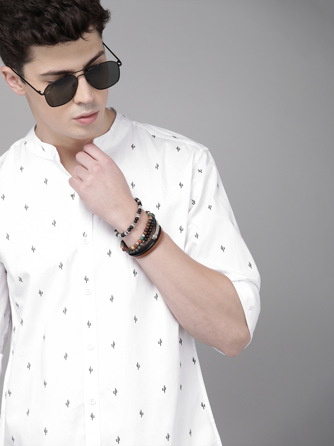

Roadster Men White & Black Regular Fit Conversational Printed Casual Shirt